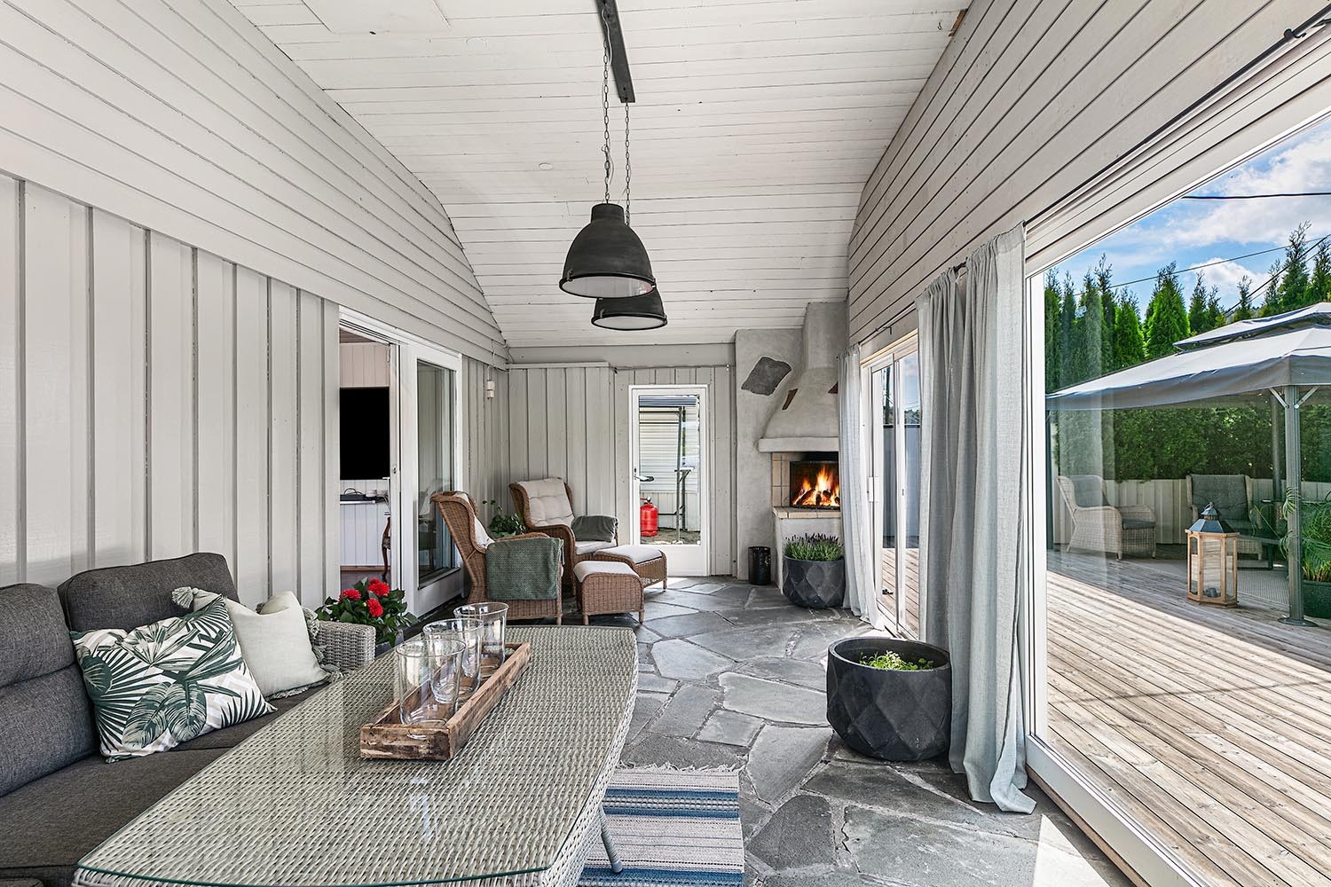 Hagestue med utgang til terrasse og bassengområdet Galleribilde