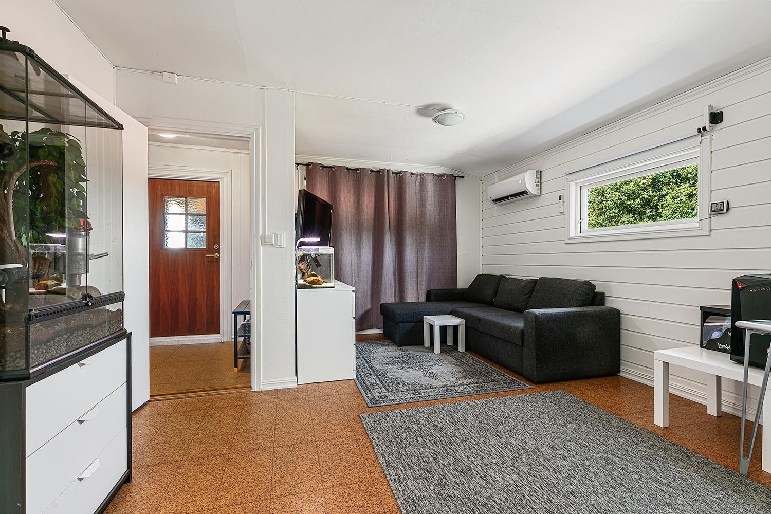 Stort garasjebygg med kjøkken og bad som har blitt benyttet i forbindelse med tidligere verkstedsdrift (ikke utleiedel) Galleribilde