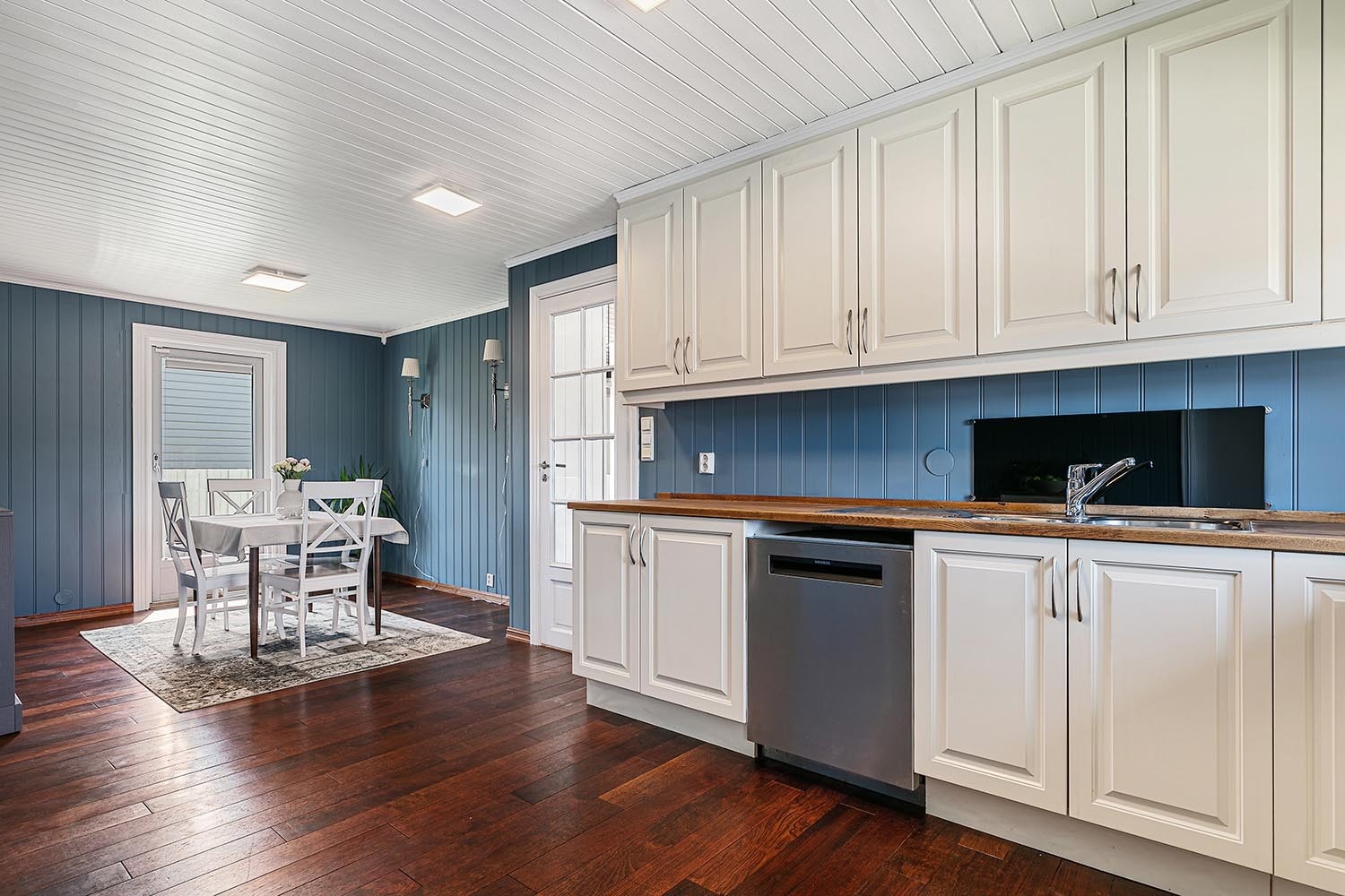 Stort kjøkken med spiseplass og dør til kjølerom Galleribilde