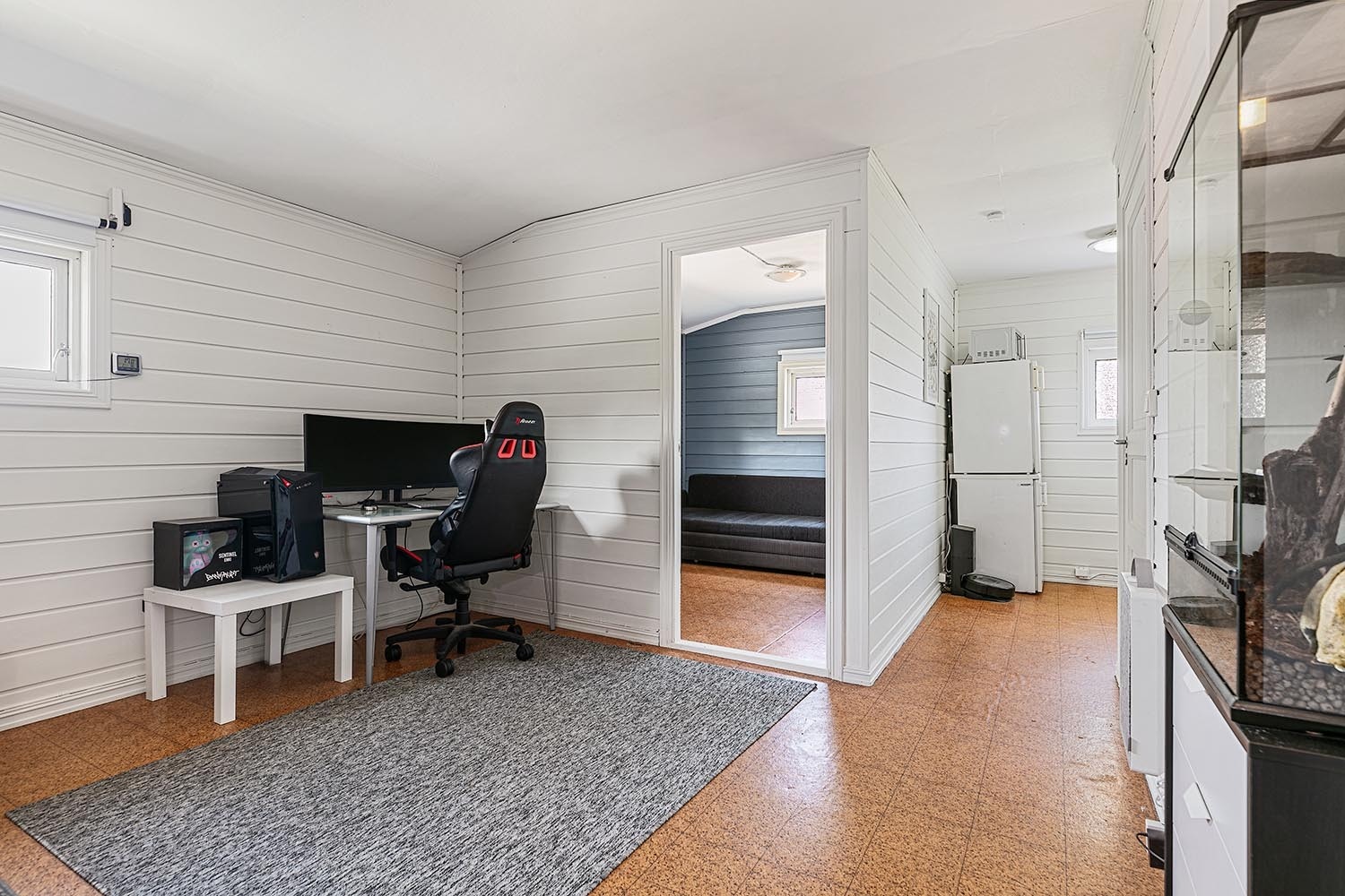 Stort garasjebygg med kjøkken og bad som har blitt benyttet i forbindelse med tidligere verkstedsdrift (ikke utleiedel) Galleribilde