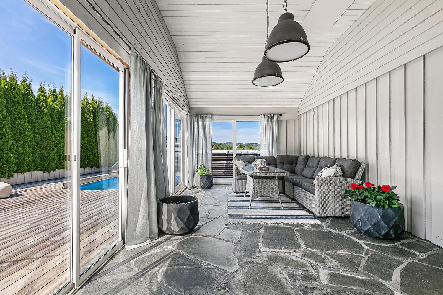 Hagestue med utgang til terrasse og bassengområdet Galleribilde