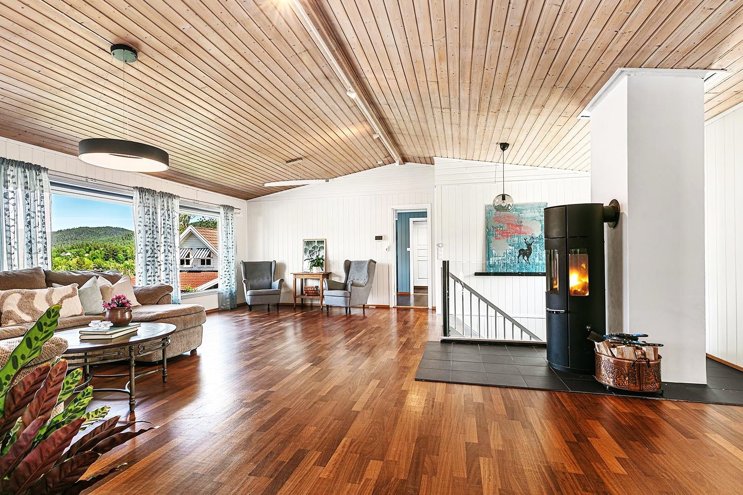 Stor stue med fin utsikt og utgang til hagestue, terrasse og bassengområdet Galleribilde