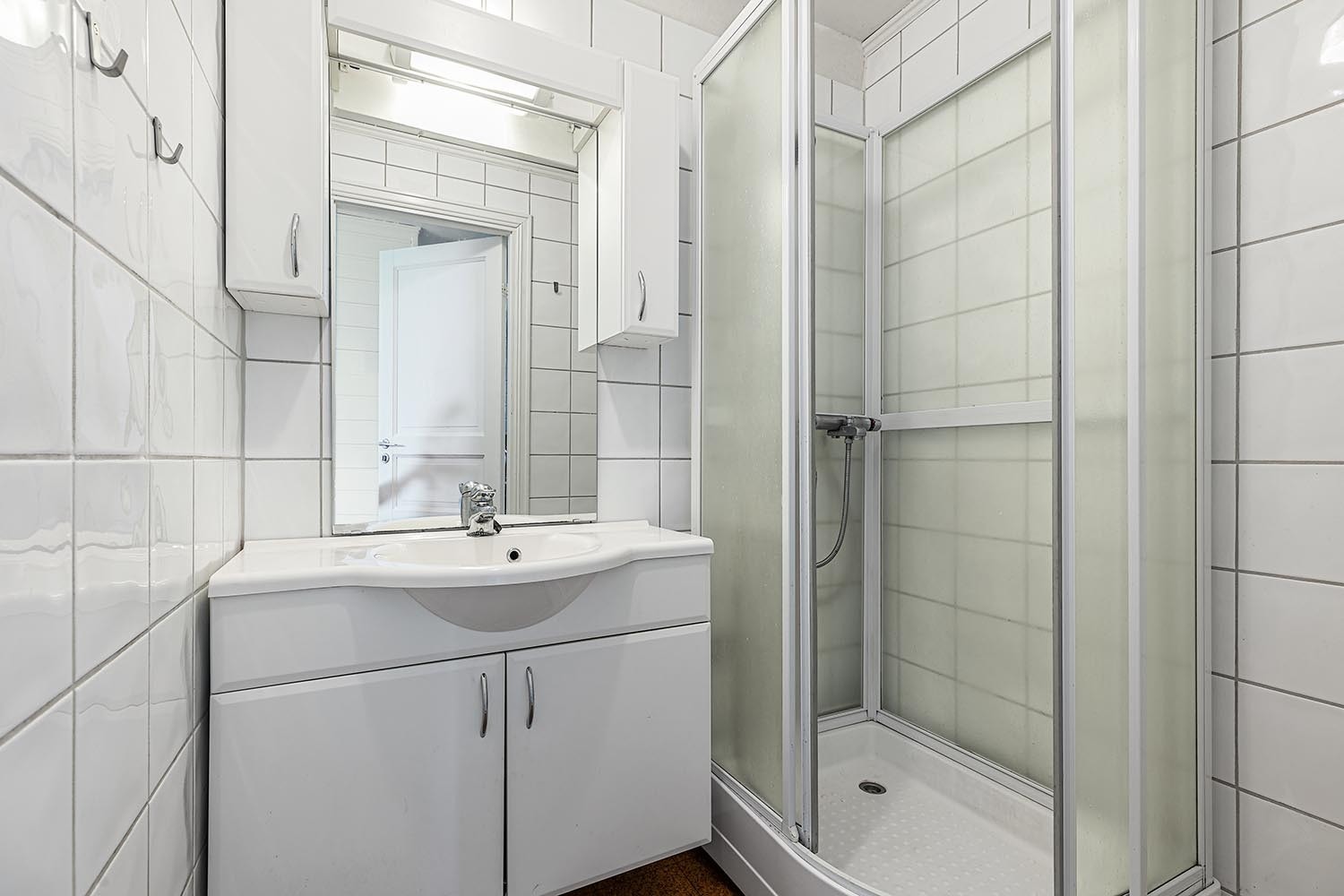 Stort garasjebygg med kjøkken og bad som har blitt benyttet i forbindelse med tidligere verkstedsdrift (ikke utleiedel) Galleribilde