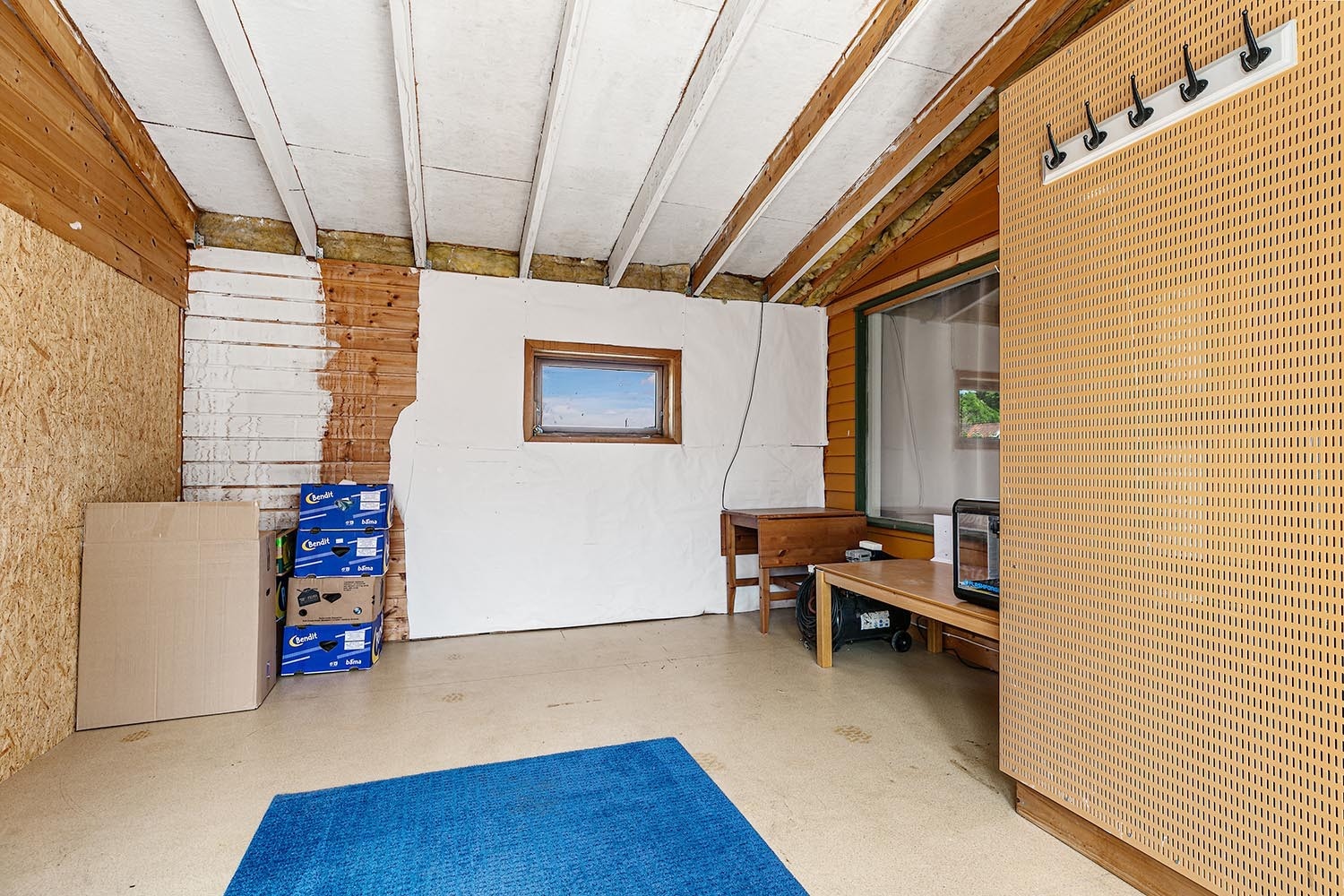 Stort garasjebygg som er delvis innredet Galleribilde