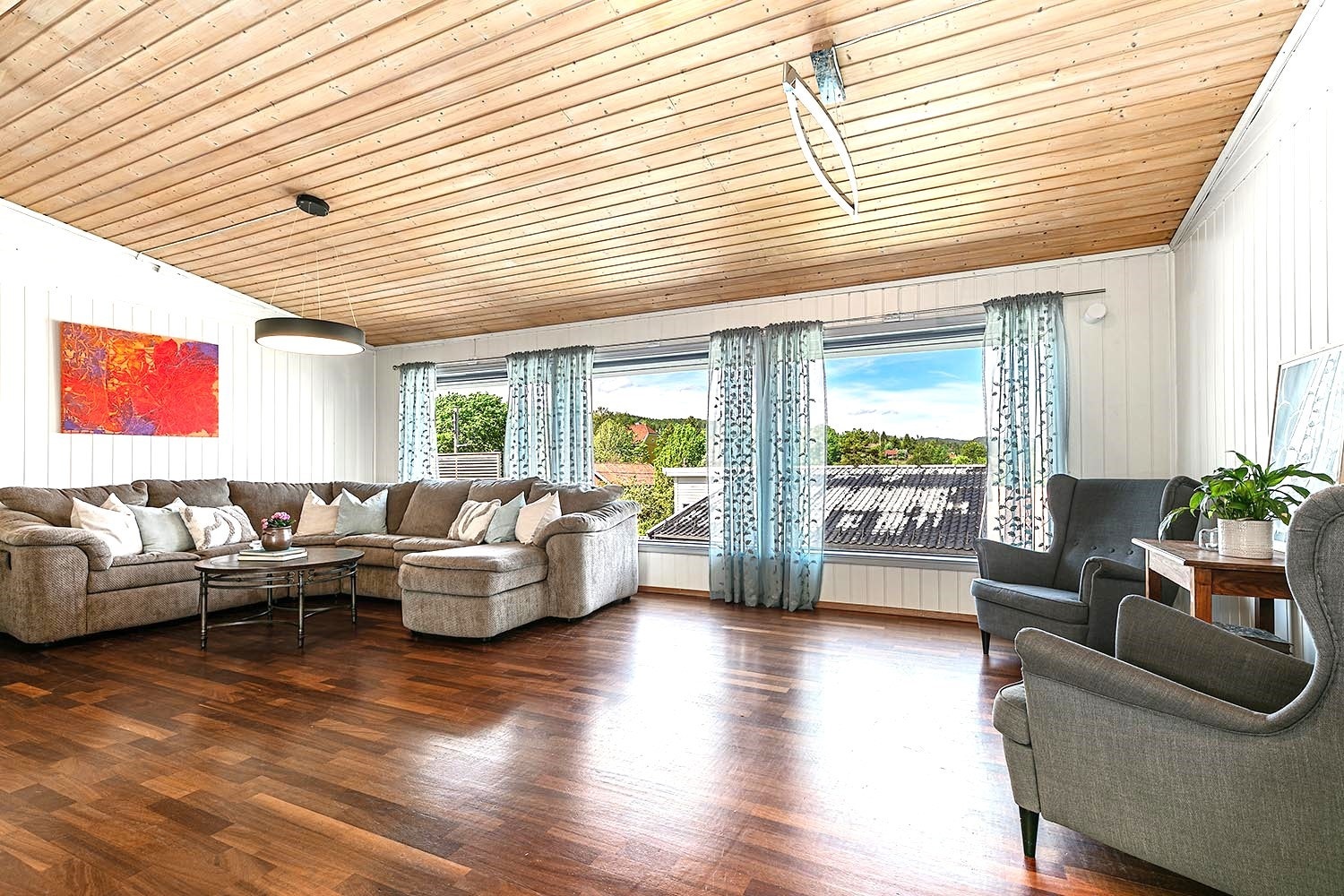 Stor stue med fin utsikt og utgang til hagestue, terrasse og bassengområdet Galleribilde