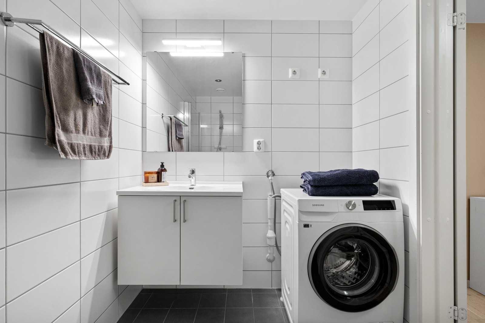 Badet er fra byggeåret (bygningen var ferdigstilt i 2018) og inneholder alt man trenger for en god hverdag. Galleribilde