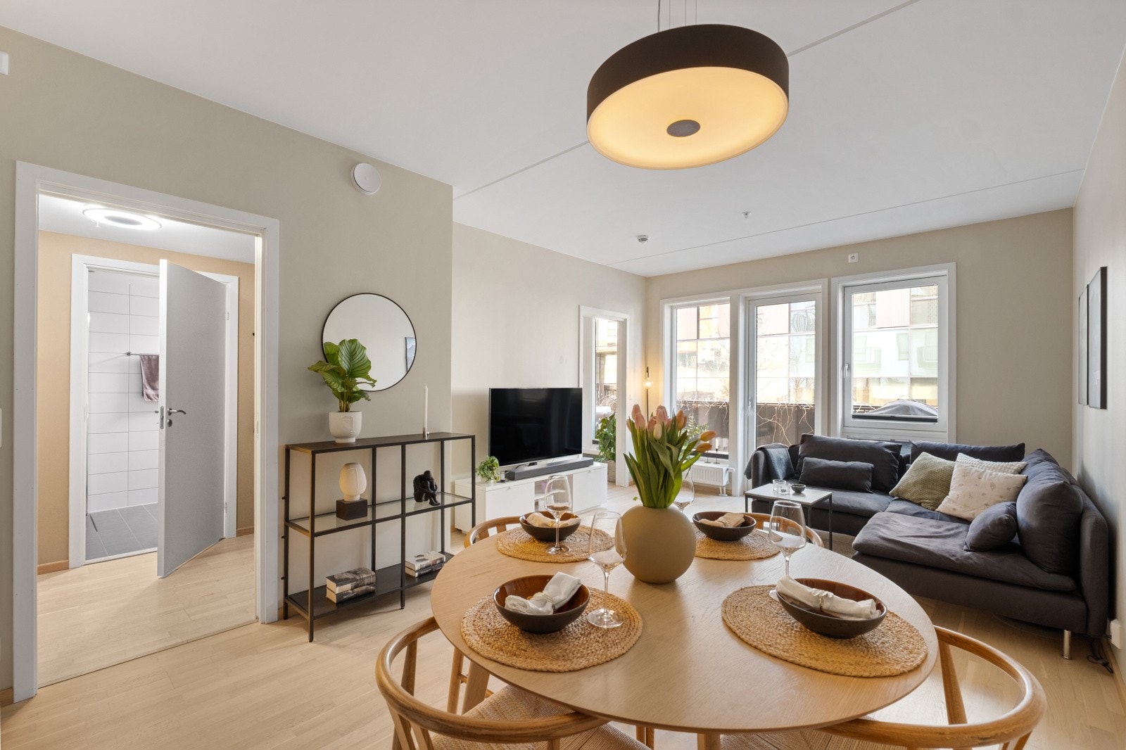 Stuen har store vindusflater som gir gode lysforhold. Galleribilde