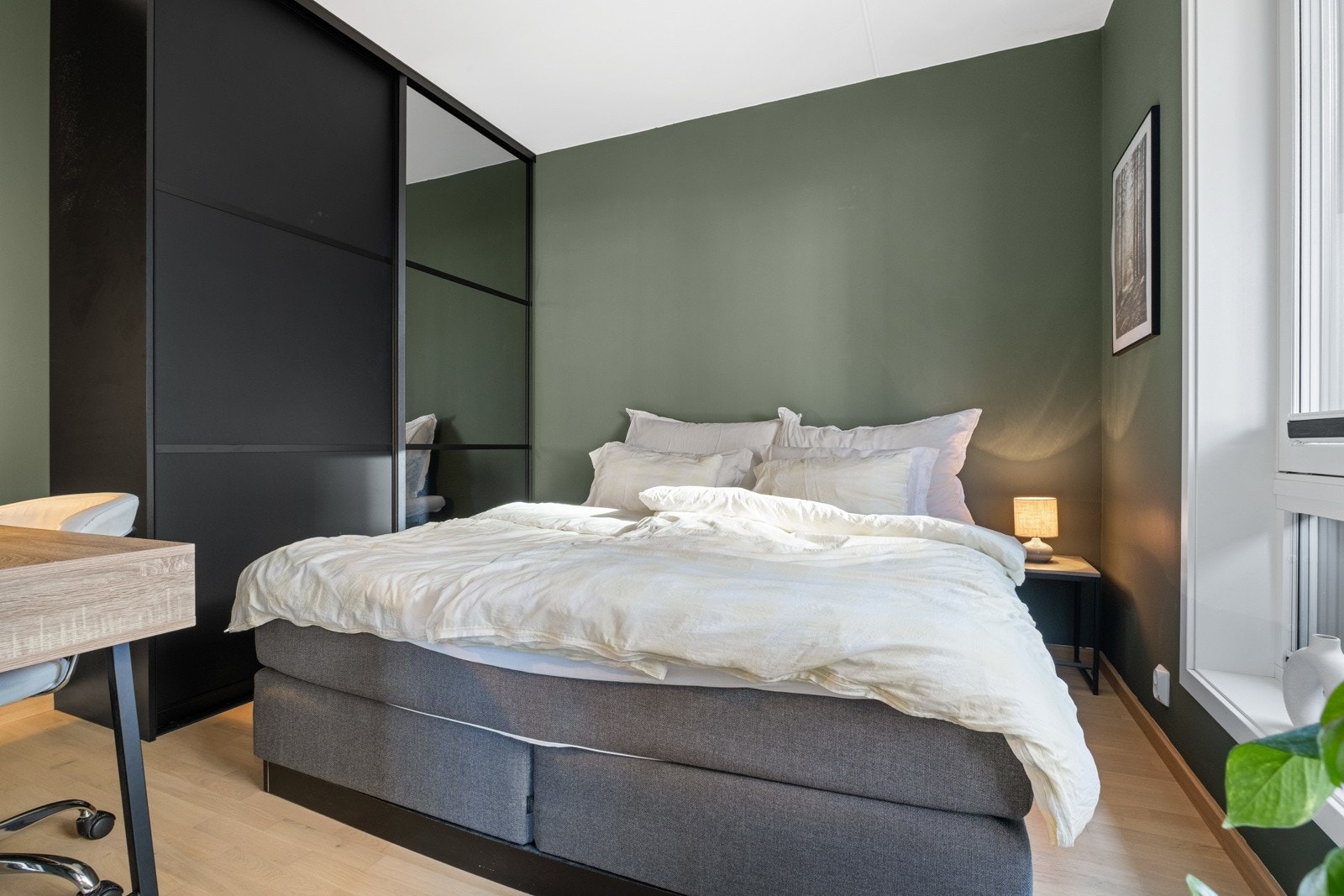 Soverommet er av god størrelse, med god plass til dobbeltseng og ulikt soveromsmøblement. Galleribilde