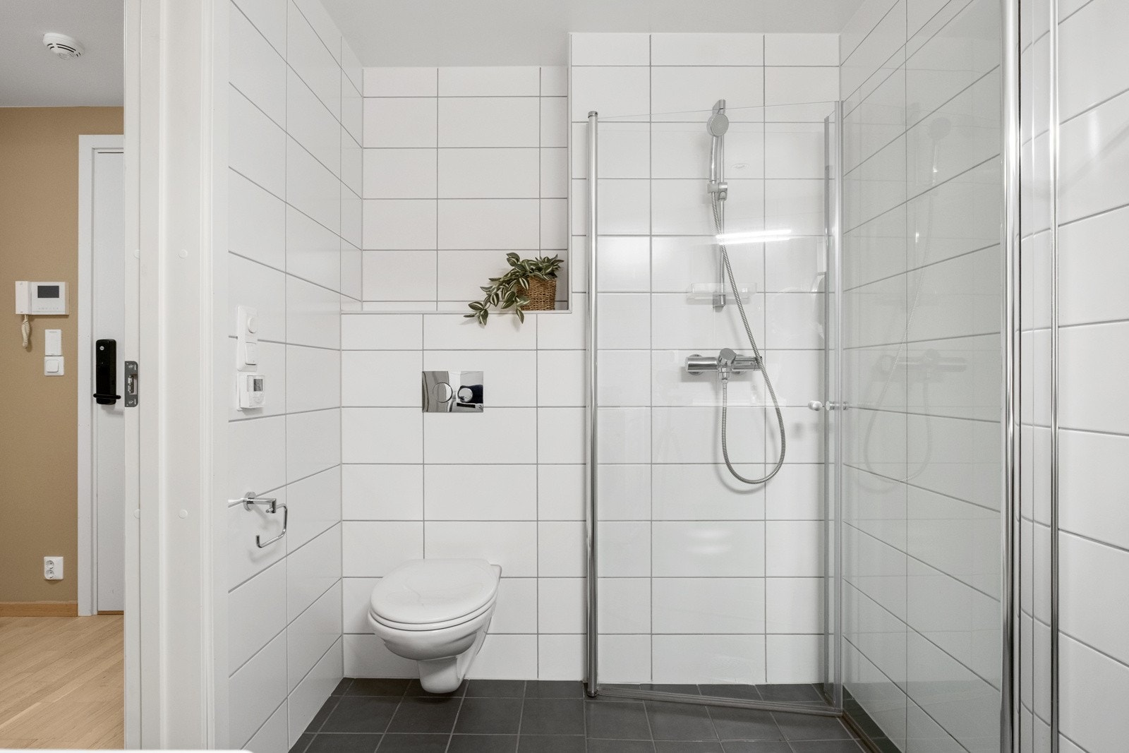 Det er montert elektrisk gulvvarme på badet, slik at man får god varme i rommet og et behagelig gulv å trå på. Galleribilde