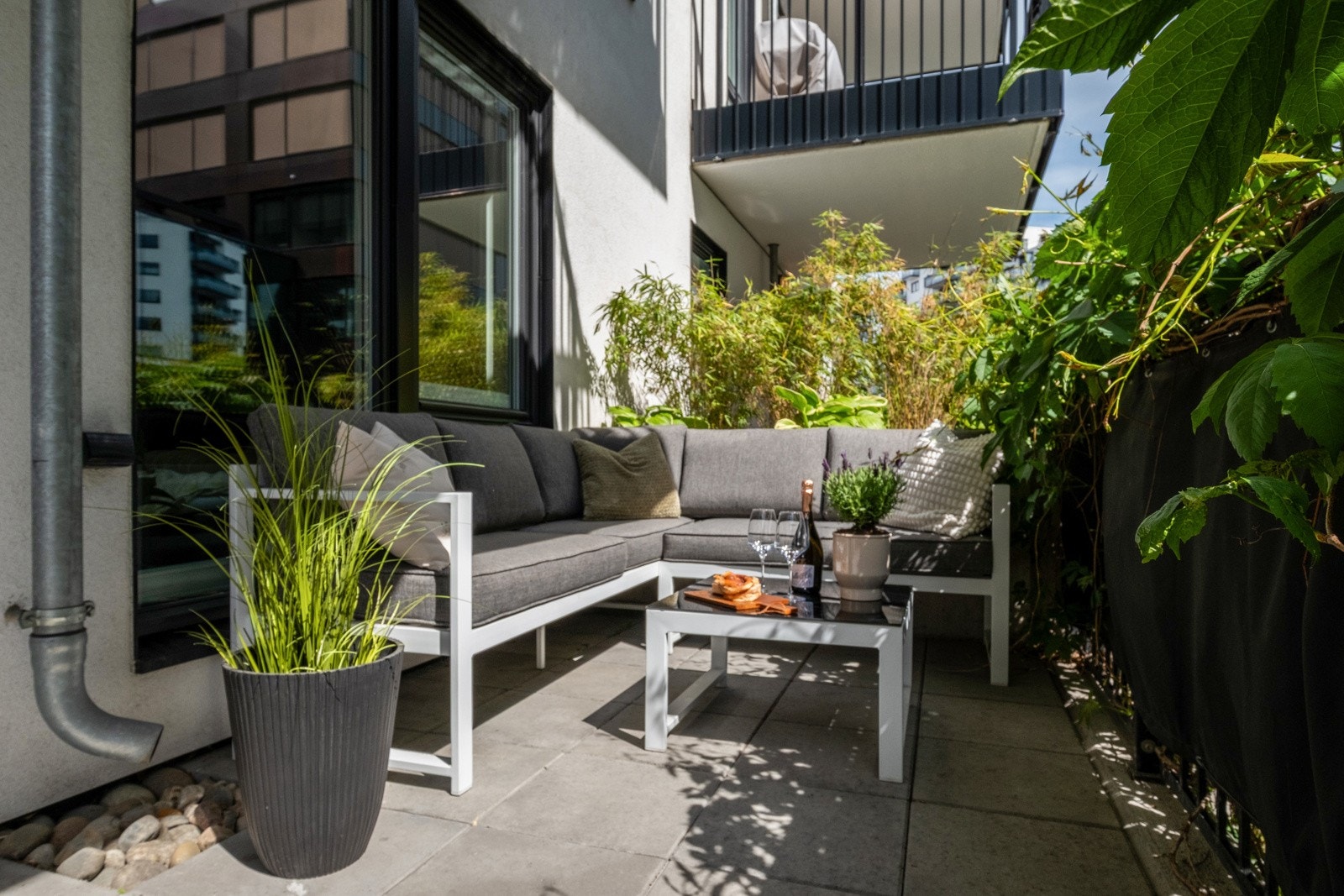 Fra stuen har du utgang til flott uteplass med god plass til sofaseksjon og grill. Galleribilde