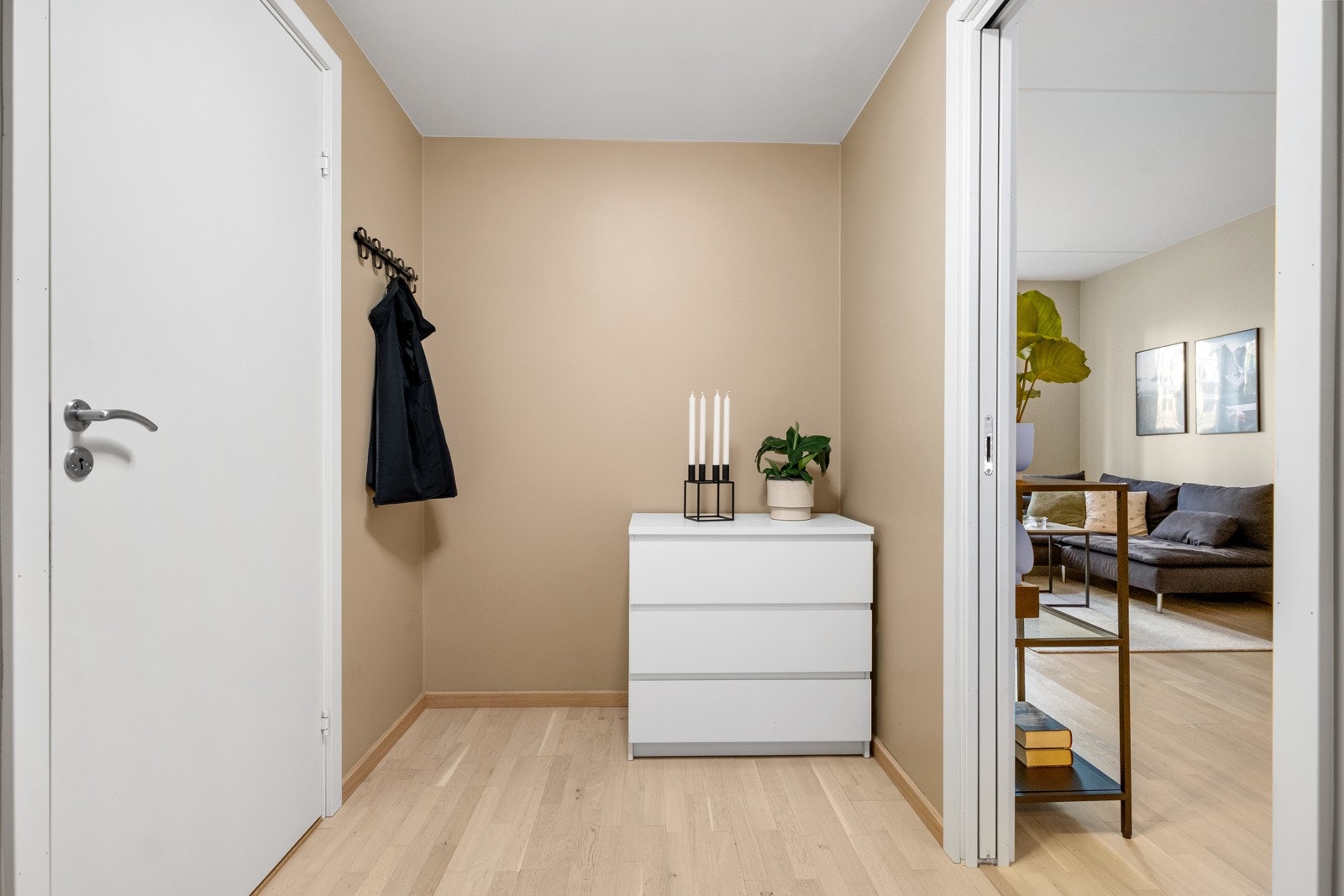 Boligen har et innbydende og åpent inngangsparti som er et hyggelig første møte med boligen. Galleribilde