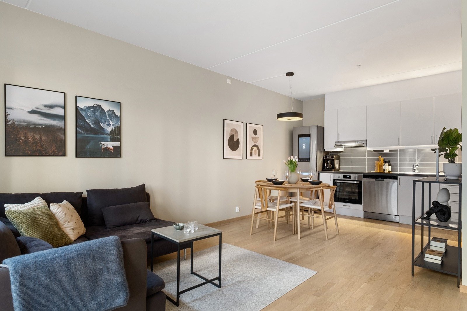 Den åpne løsningen gjør at kjøkkenet også fungerer fint som en sosial sone. Galleribilde