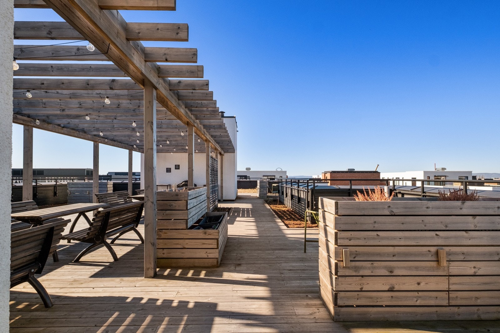 Det er en herlig, felles takterrasse i borettslaget. Galleribilde