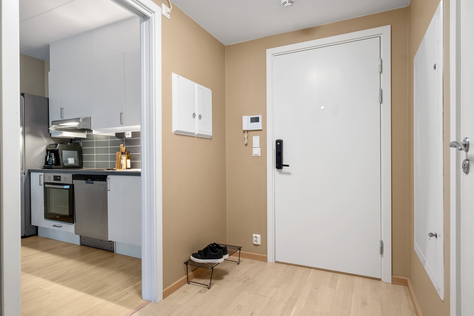 I entréen er det en nisje hvor man kan plassere eksempelvis en kommode og/eller knaggrekke, eventuelt også et garderobeskap om ønskelig. Galleribilde