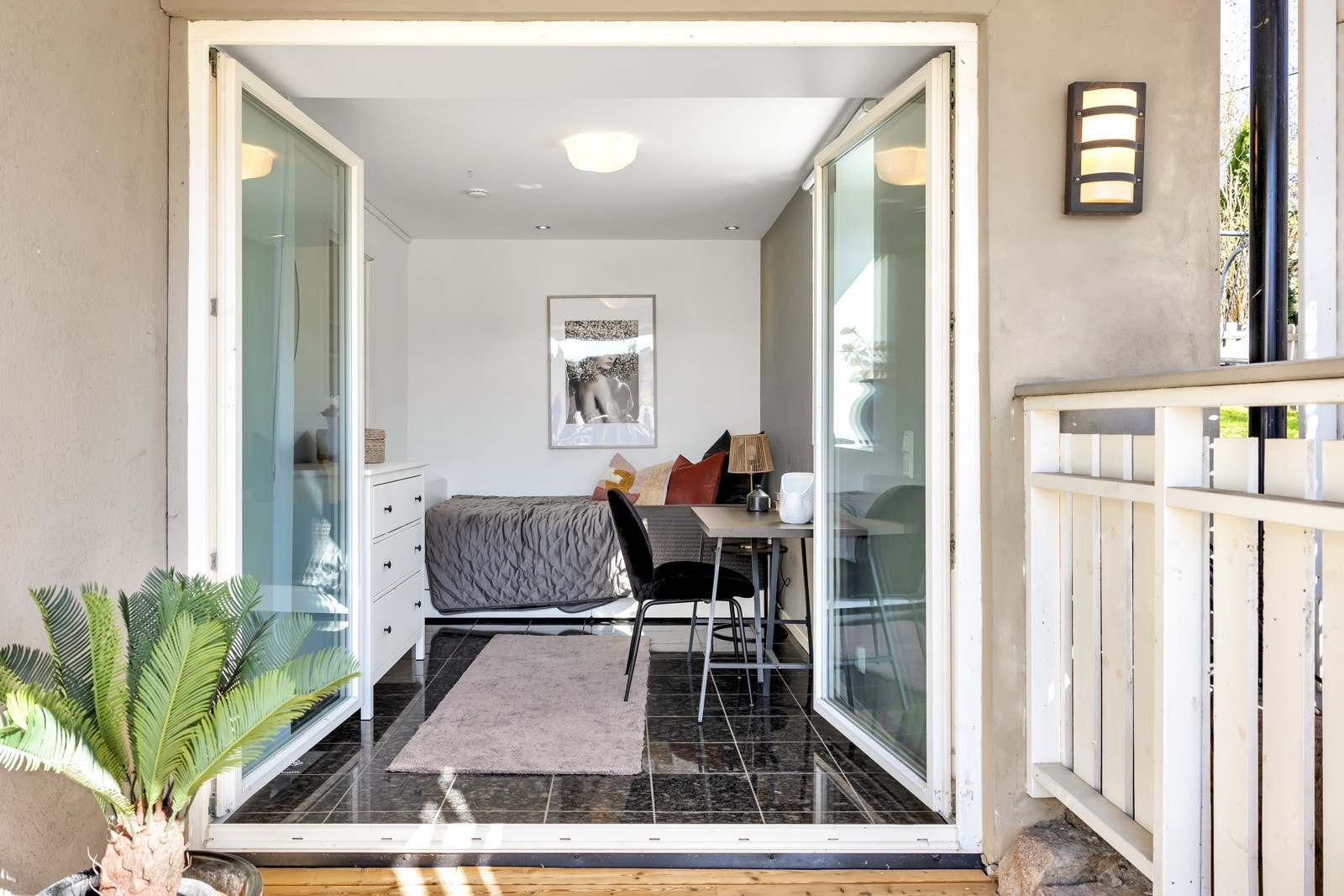 Soverom 3 med utgang til terrassen og hagen Galleribilde