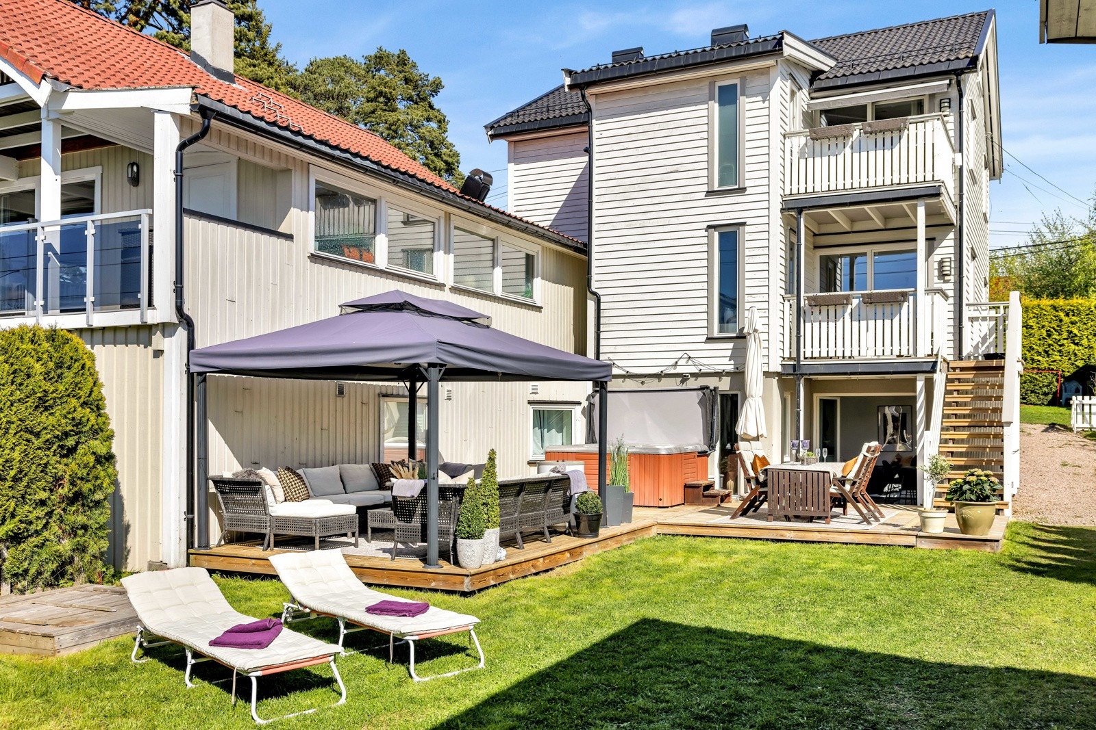 Plass til trampoline, ballspill, lek og moro Galleribilde
