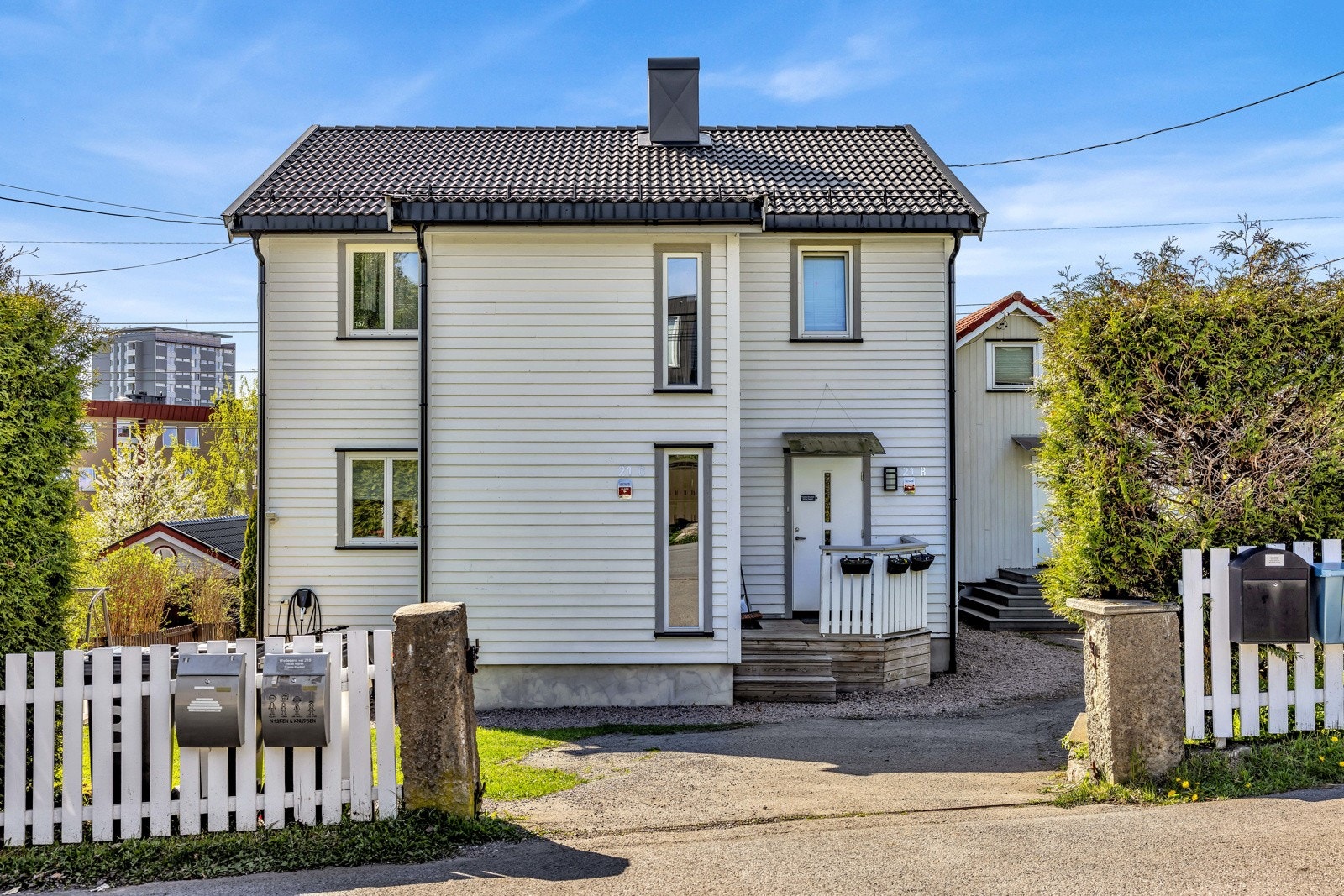 Det er 5 felles biloppstillingsplasser på tomten, en av disse har el-billader og er dedikert til seksjon 1 (denne boligen) Galleribilde