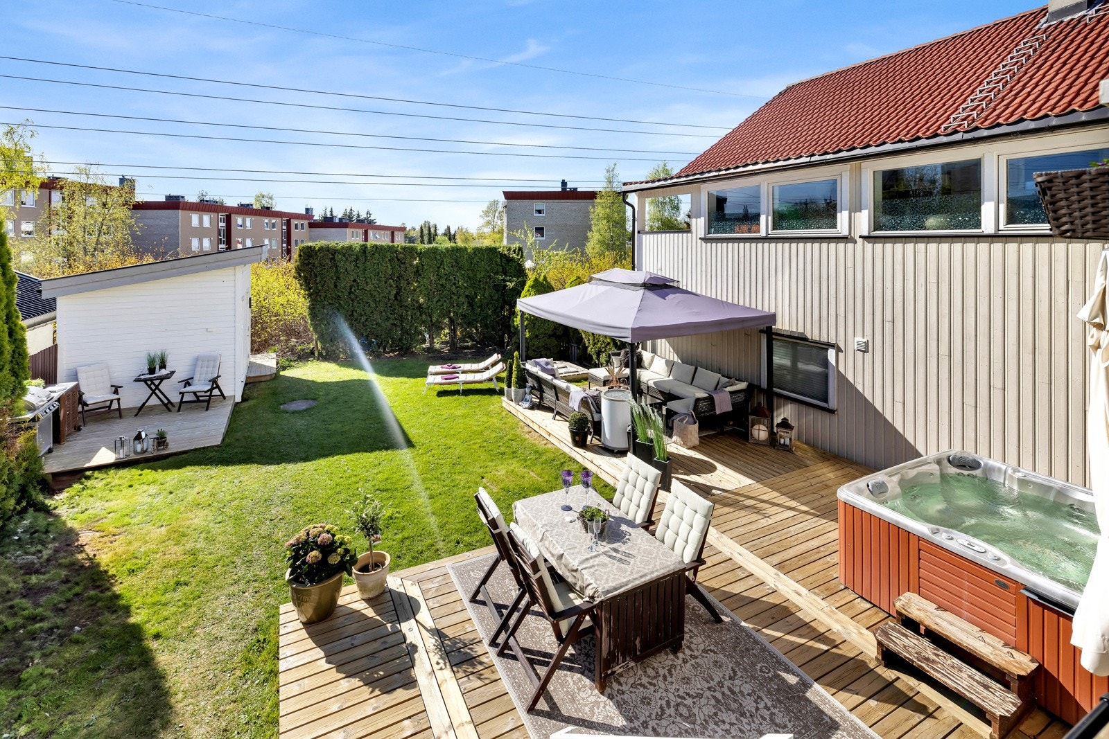 Pent opparbeidet, solrik og skjermet hage Galleribilde