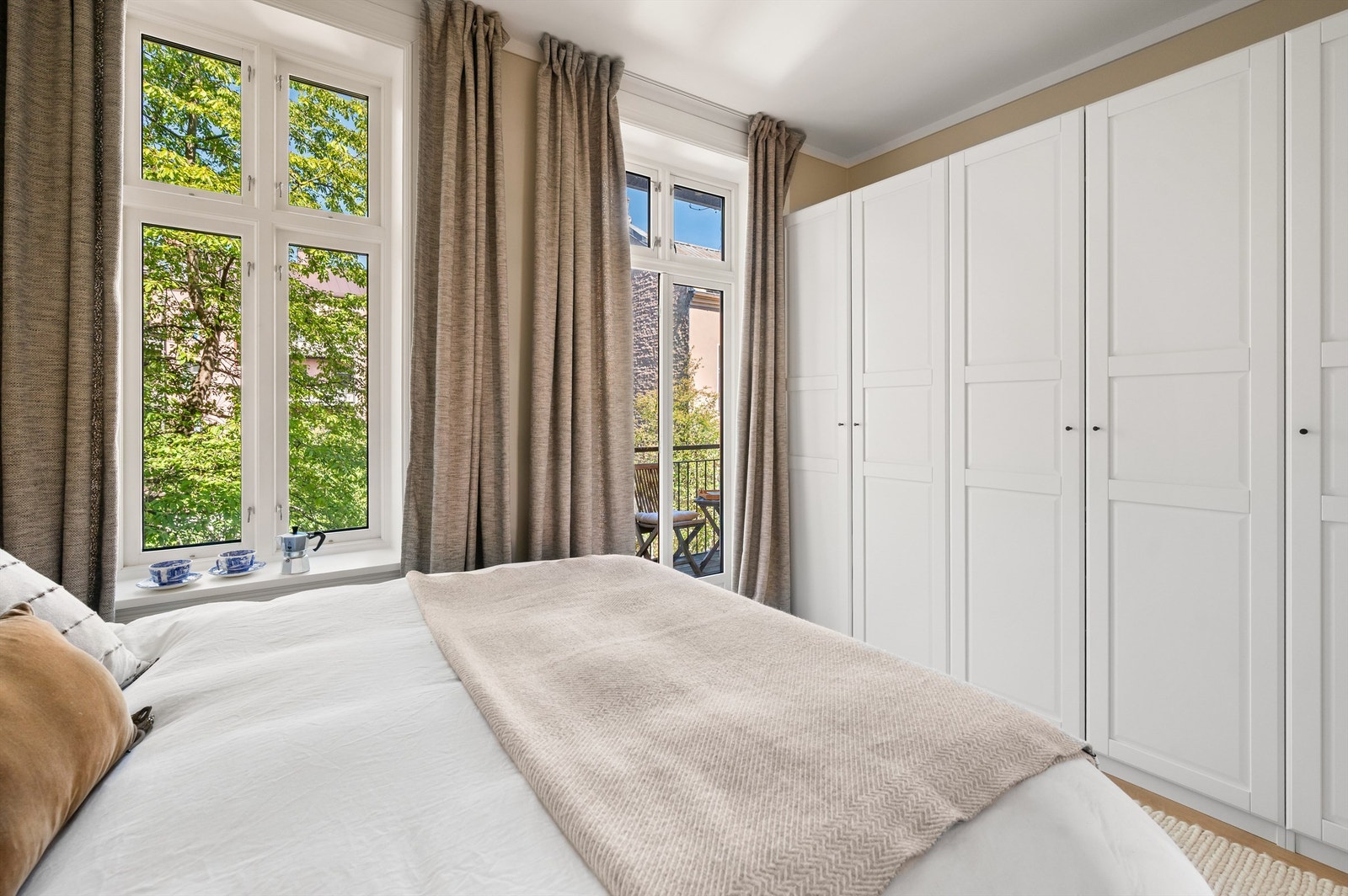 Det er god plass til dobbeltseng, tilhørende nattbord og rikelig med oppbevaring i garderobeskap. Galleribilde