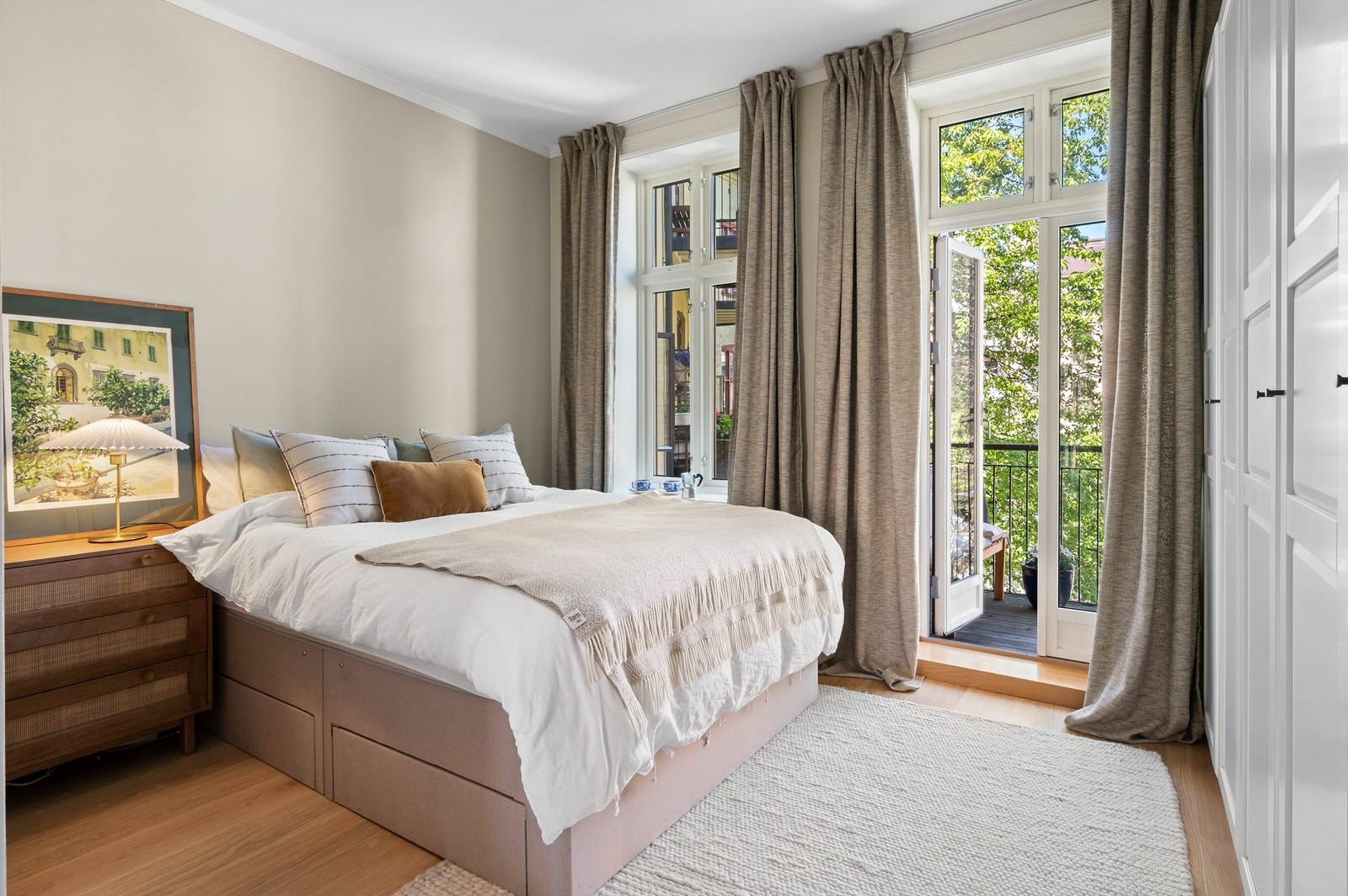 Hovedsoverommet er stort og luftig og malt i en lun og behagelig nyanse som inviterer til en god natts søvn. Galleribilde