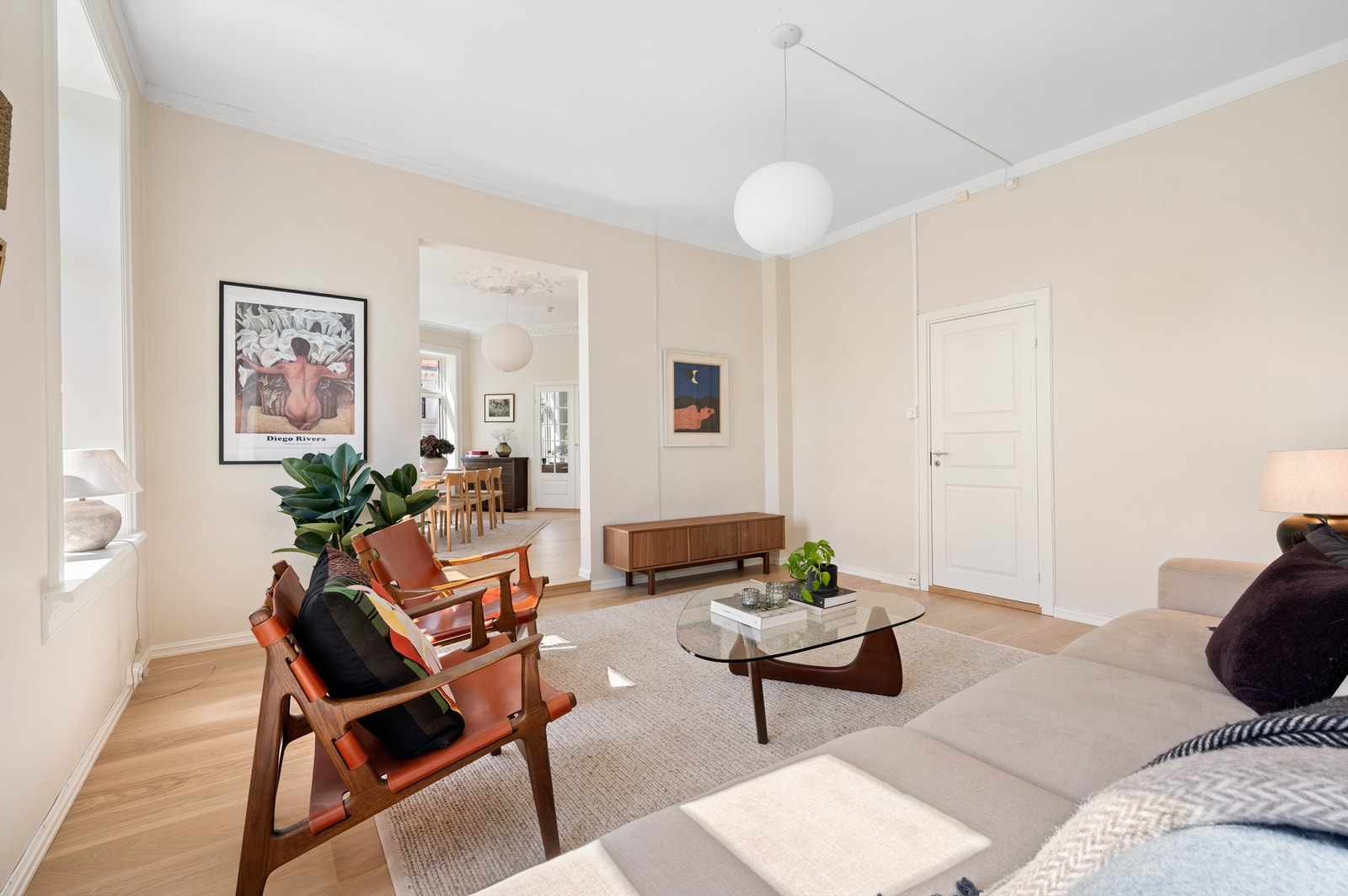 Sammen med de store vindusflatene og den gode takhøyden på ca. 3 meter oppleves stuen romslig og luftig. Galleribilde