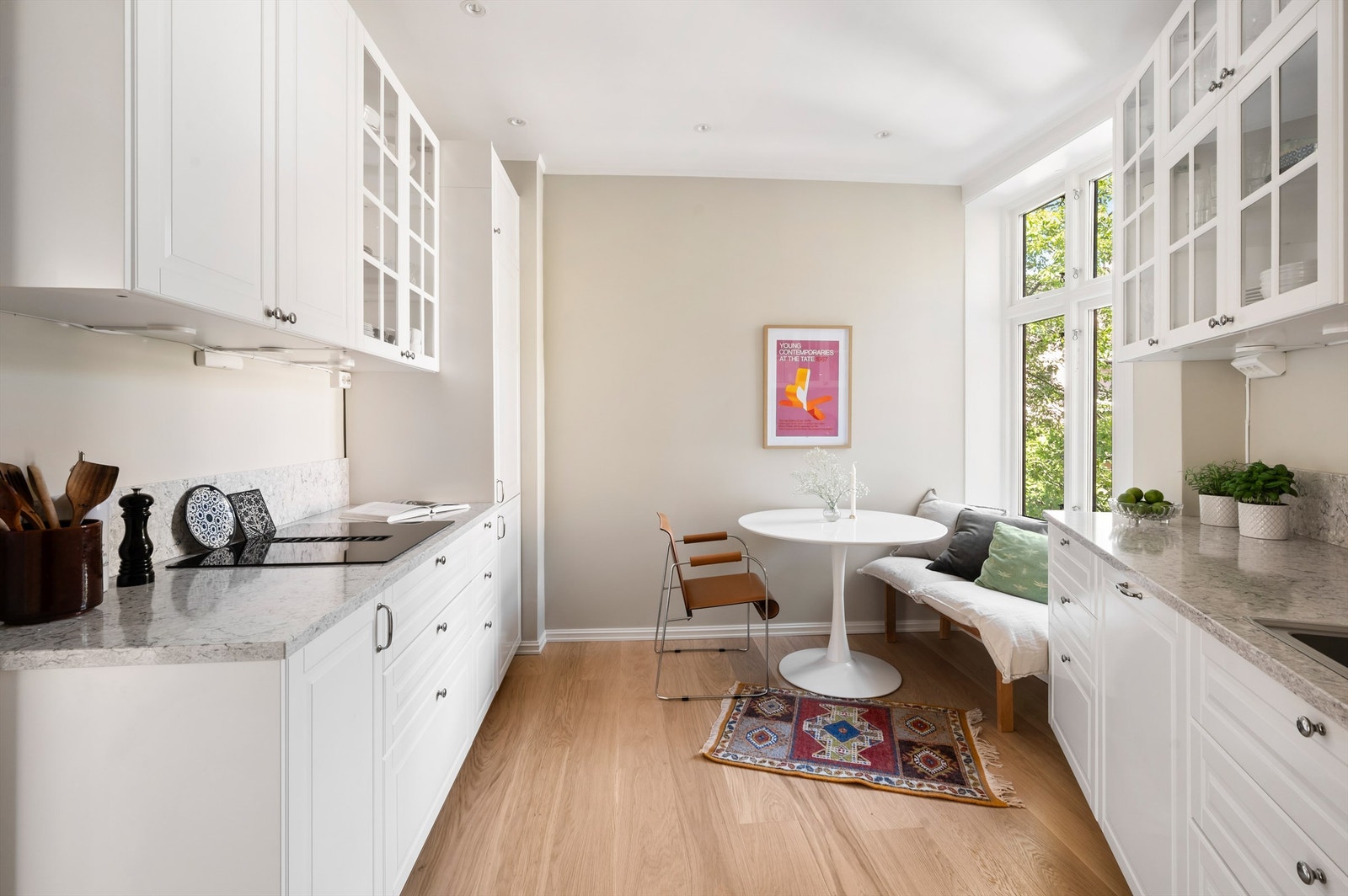 Stort kjøkken som ligger separat fra stuen med rikelig med skap- og benkeplass. Kjøkkenet er nytt fra 2024 og med nye hvitevarer. Galleribilde