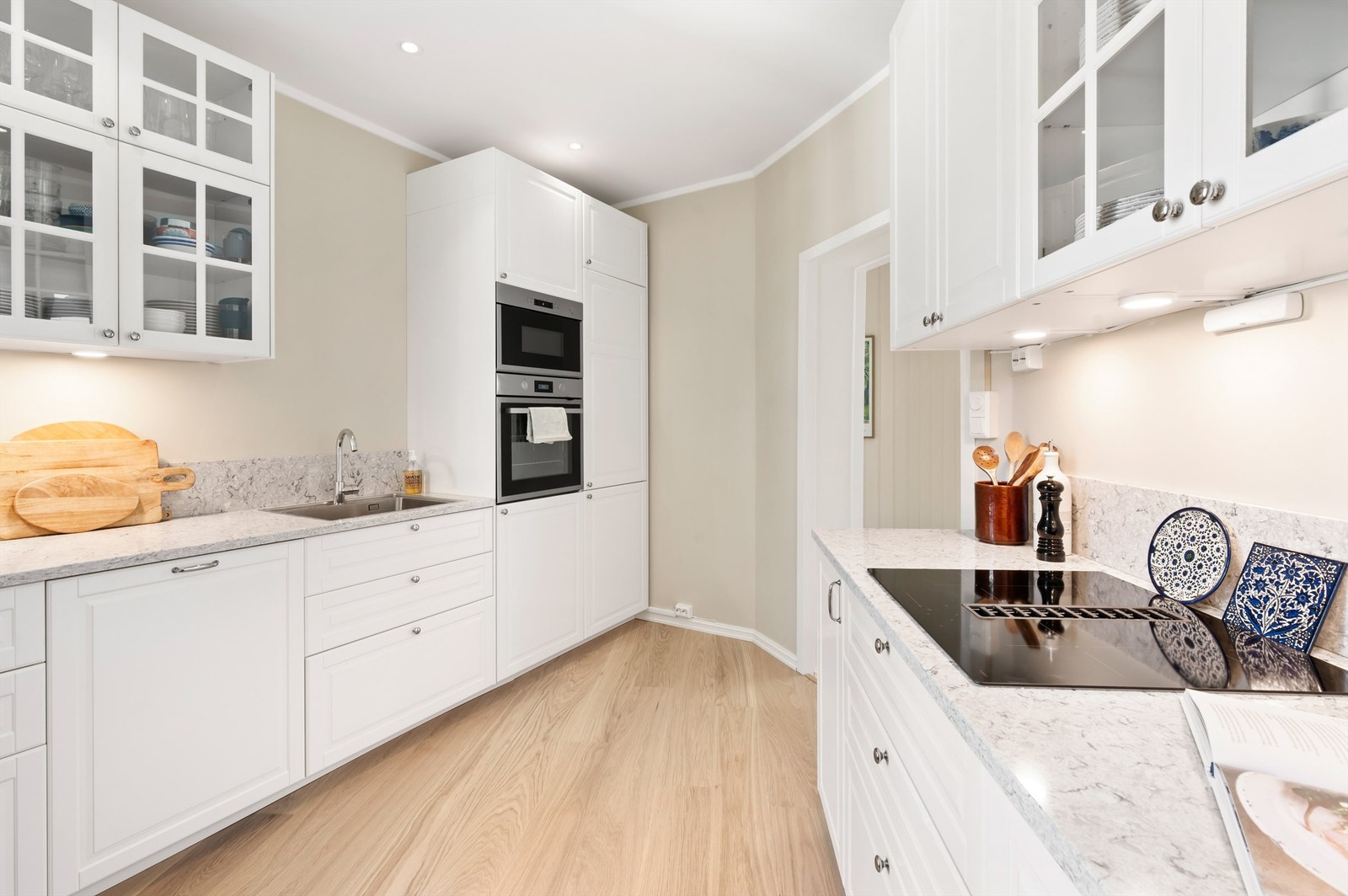 Hvitevarene består av integrert induksjonstopp m/kullfilterventilator, stekeovn, mikrobølgeovn, oppvaskmaskin og kombinert kjøl-/fryseskap. Det er montert komfyrvakt og 120 liters varmtvannsbereder i kjøkkenskap. Galleribilde