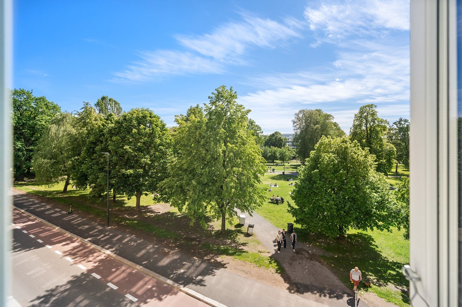 Dette er leiligheten for deg som ønsker å bo "midt i smørøyet", men samtidig tilbaketrukket i stille og rolig gate. Her har du alt av nærliggende fasiliteter i umiddelbar nærhet. Galleribilde