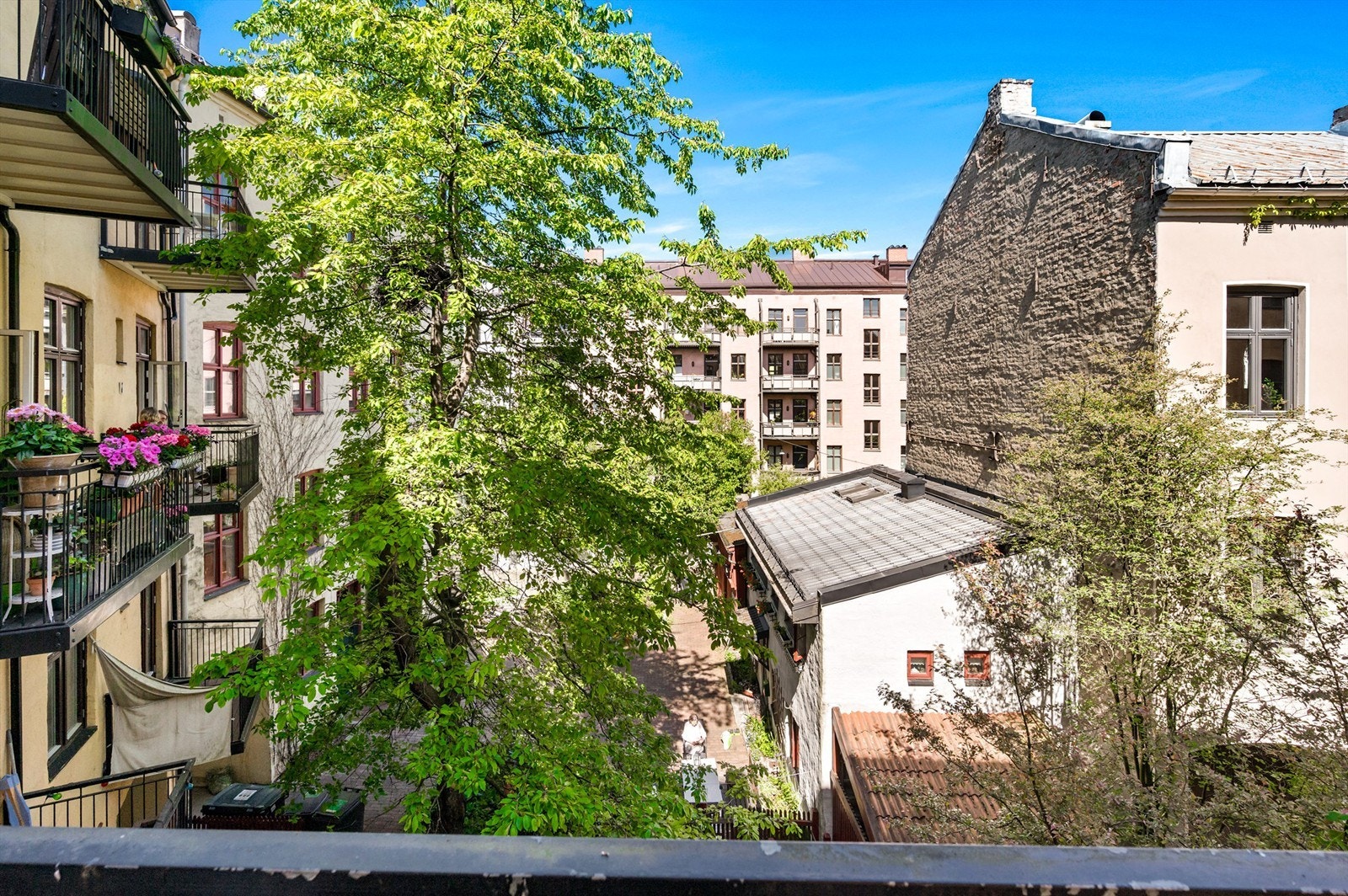 Balkongen er vendt mot et rolig og hyggelig gårdsrom, fine forutsetninger for å nyte årets varme dager. Galleribilde