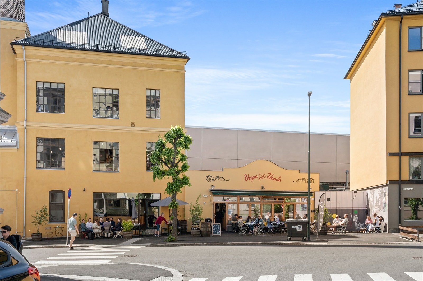 Av lokale godbiter kan Perla, Vespa og Humla nevnes. Andre severdigheter som og er verdt å nevne er; Schous kulturstasjon, Ringen kino, Dansens Hus, Riksscenen og Popsenteret, alt kun innen kort gåavstand. Galleribilde