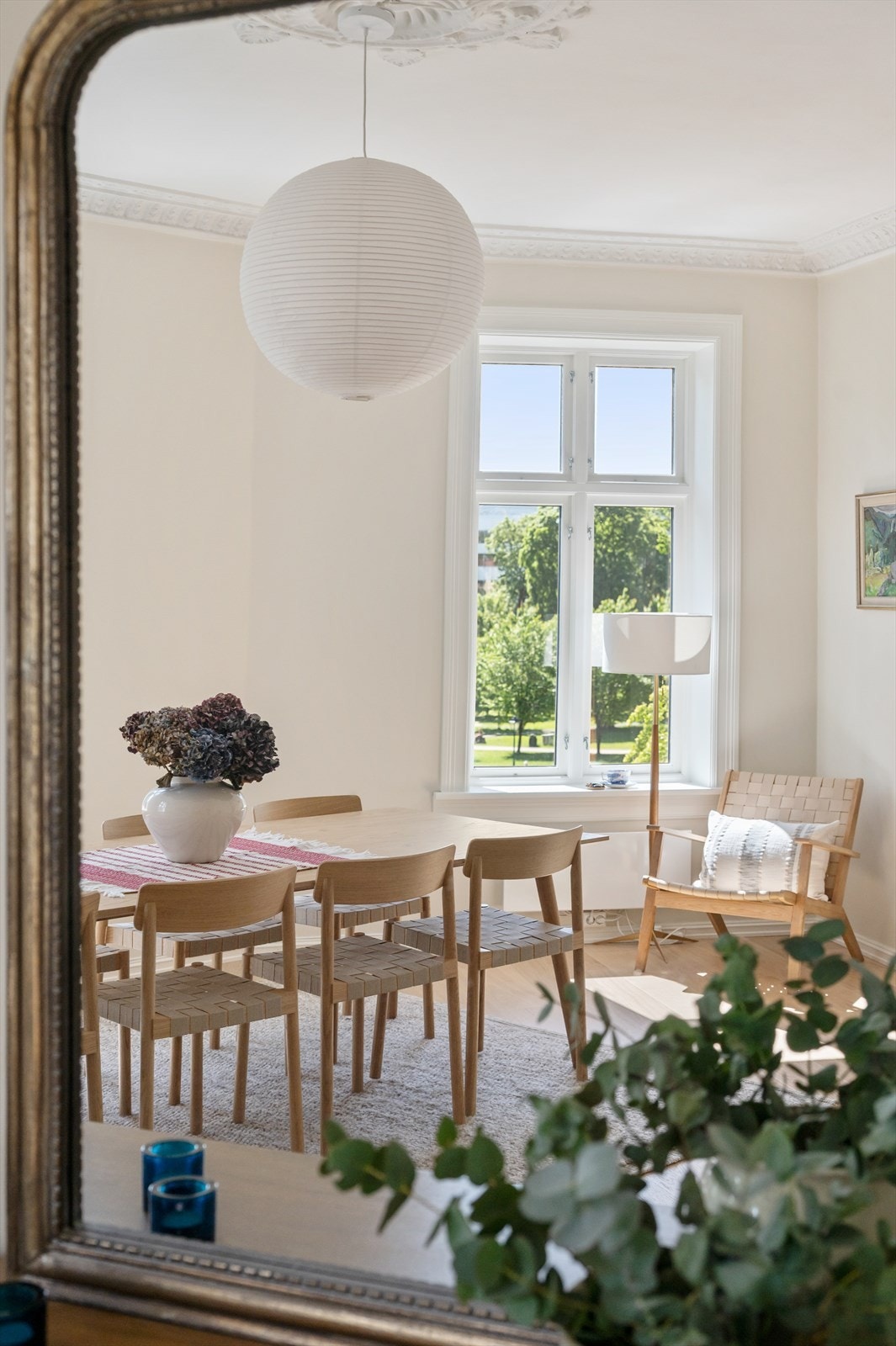 Fra stuen har du også et herlig utsyn over Sofienbergparken, som også betyr at det ikke er noen gjenboere og det er ikke innsyn fra naboer. Galleribilde