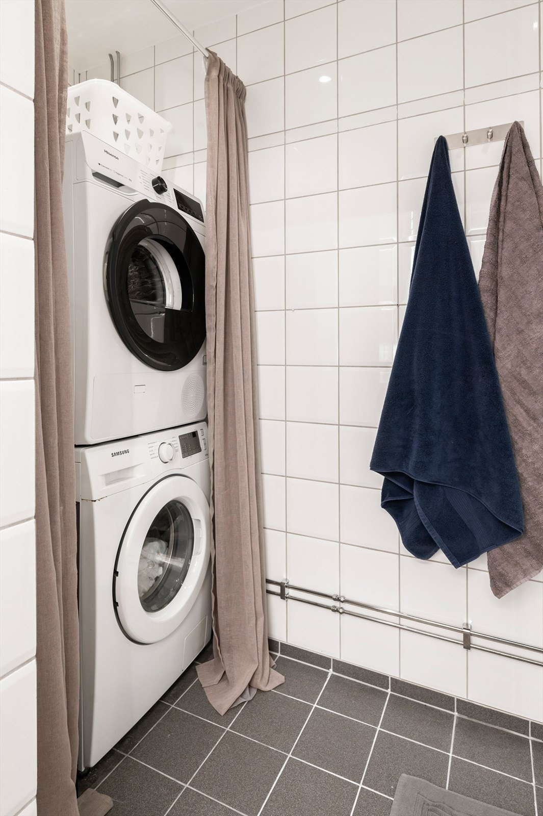 Opplegg for vaskemaskin og elektrisk styrt vifte. Ny vaskemaskin/tørketrommel følger med. Galleribilde