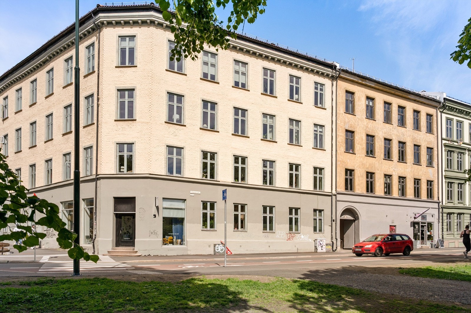 I nabolaget rundt leiligheten finner du alt du trenger av fasiliteter. Området rundt leiligheten er proppfull av koselige spiseplasser, antikvitetsbutikker, barer og kafeer. Galleribilde