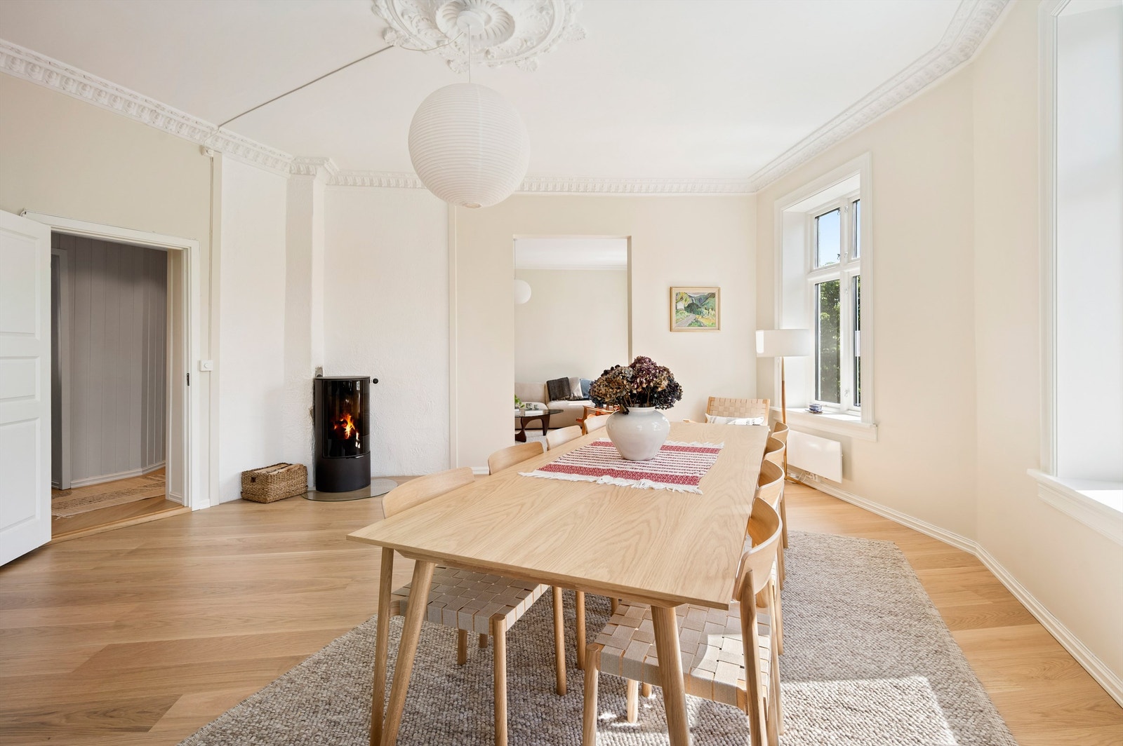 Med fin plassering i spisestuen har man en peisovn som gir en lun og hyggelig atmosfære, samt godt med varme på kalde høst- og vinterdager. Galleribilde