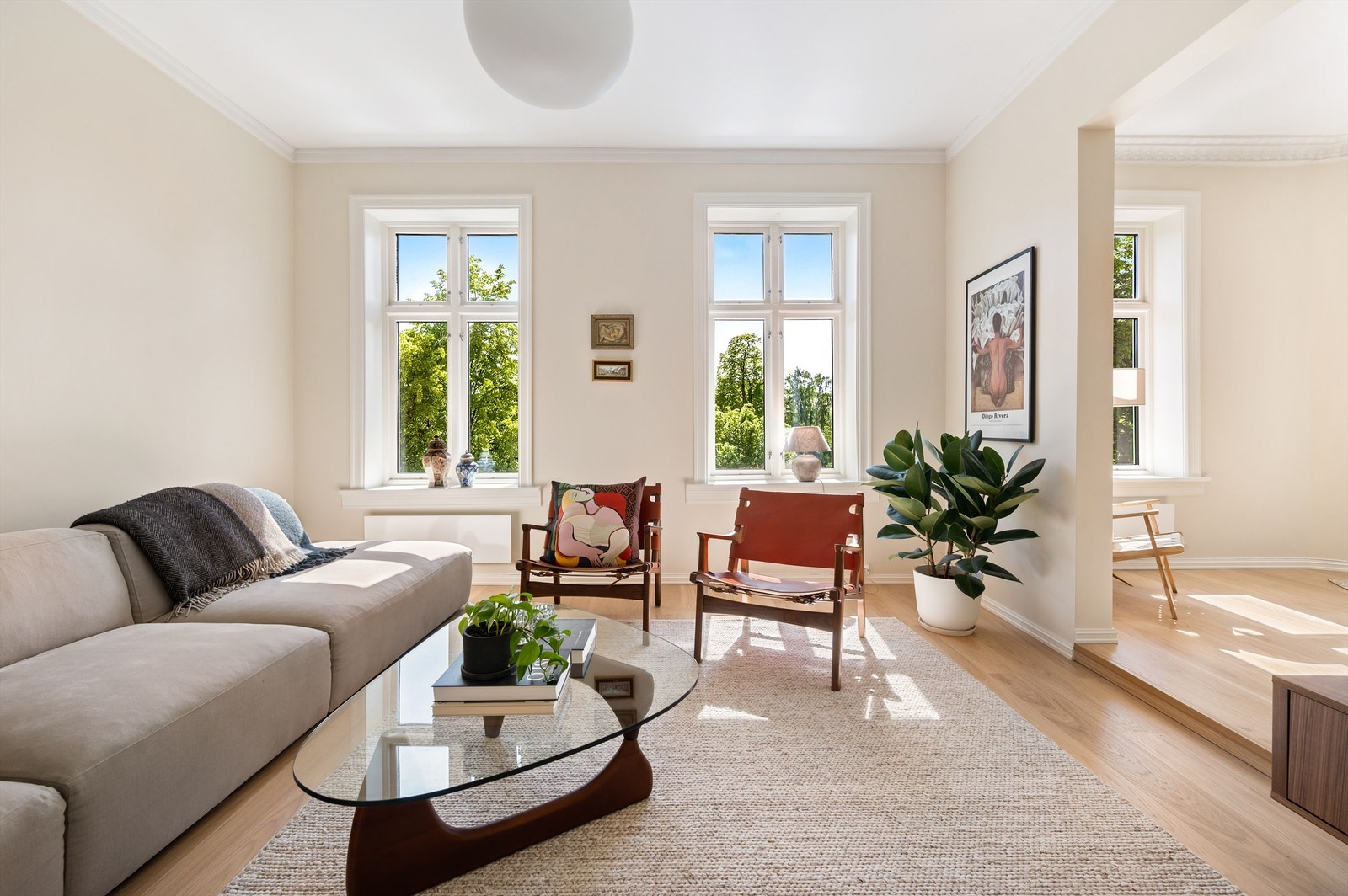 Leiligheten har en lys, gjennomgående og praktisk planløsning med svært gode lysforhold fra store vindusflater og oppleves således luftig. Galleribilde