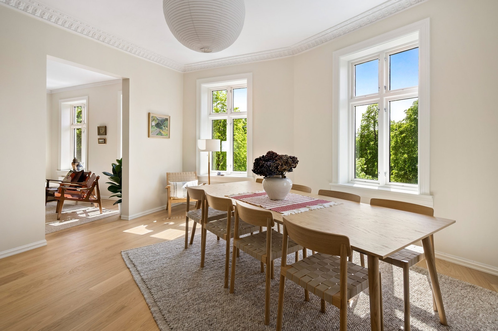 Stue og spisestue ligger i delvis åpen løsning, men oppleves allikevel noe adskilt. Dersom man har behov for et tredje soverom, kan man fint tette igjen åpning mellom stue og spisestue og bruke dagens stue som soverom. Galleribilde