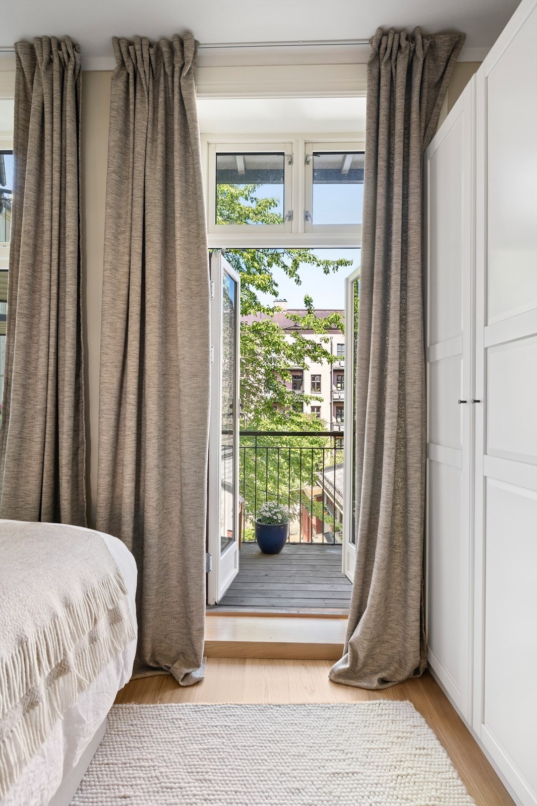 Utgang til balkongen via tofløyet balkongdør. Galleribilde