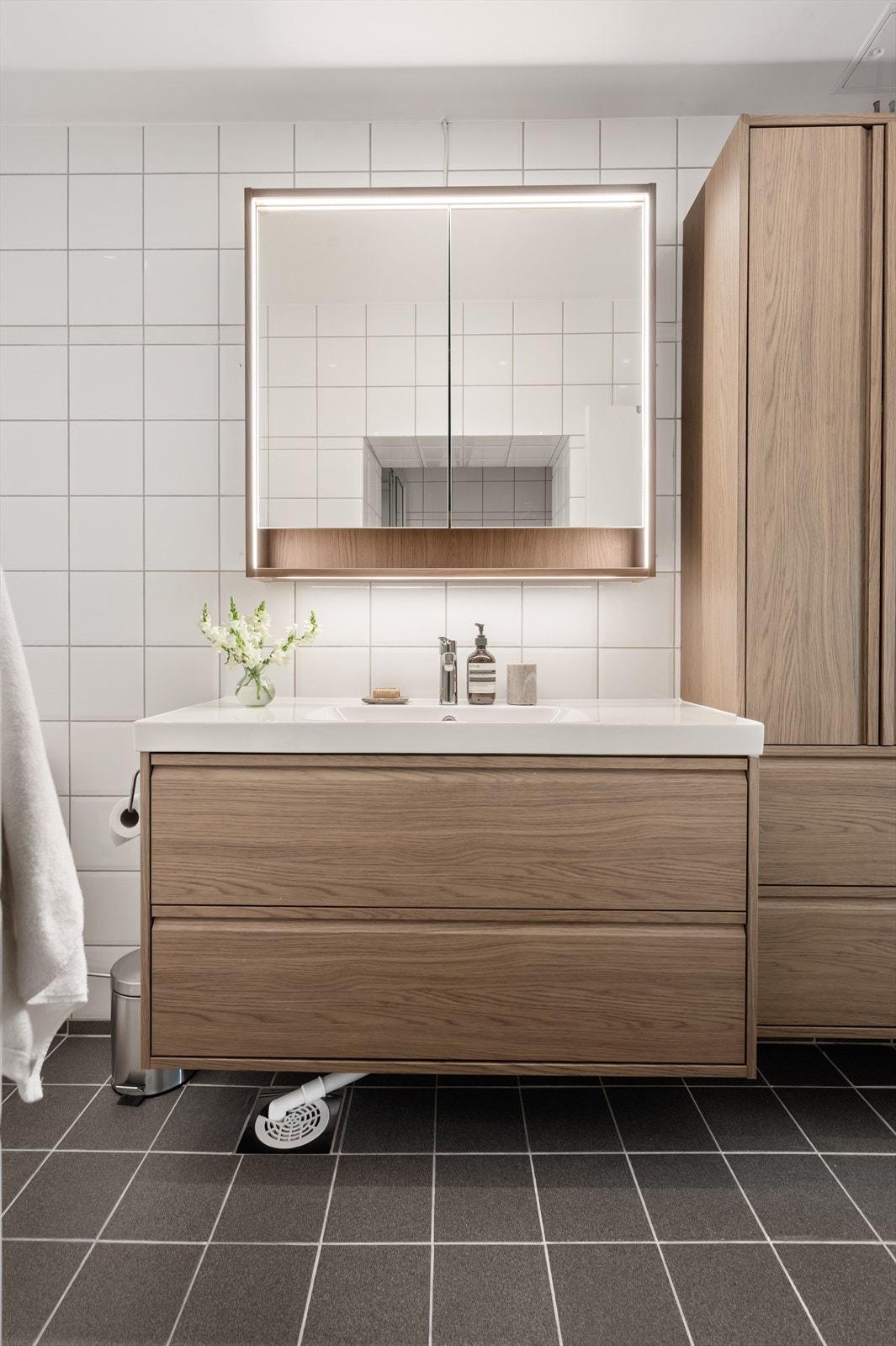 Innredningen består av toalett, servant nedfelt i innredning, speilskap m/lys over servant og dusjkabinett. Galleribilde