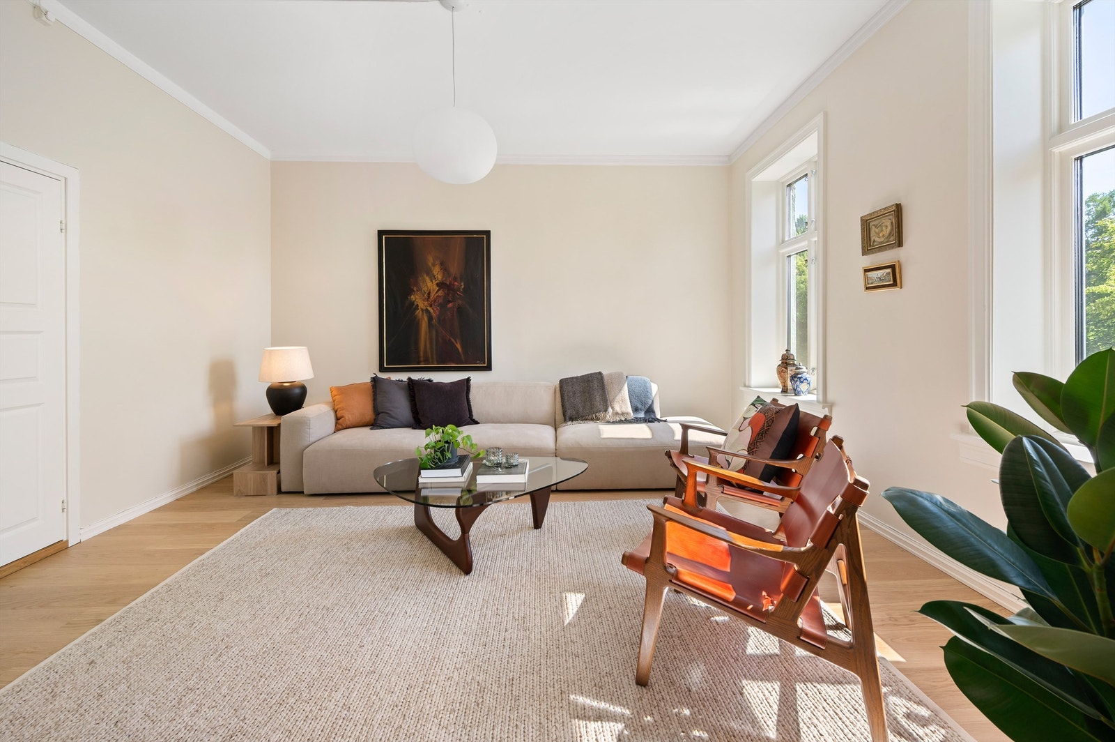 Åpen og romslig stue/spisestue. Her fylles rommet med naturlig lys store deler av dagen. Galleribilde