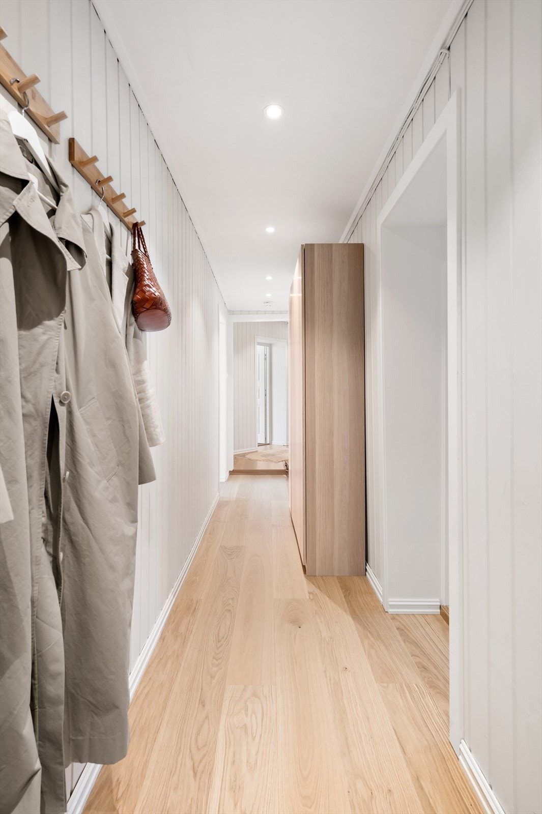 Her er det rom for å sette fra seg yttertøy og sko i praktisk garderobeskap. Galleribilde