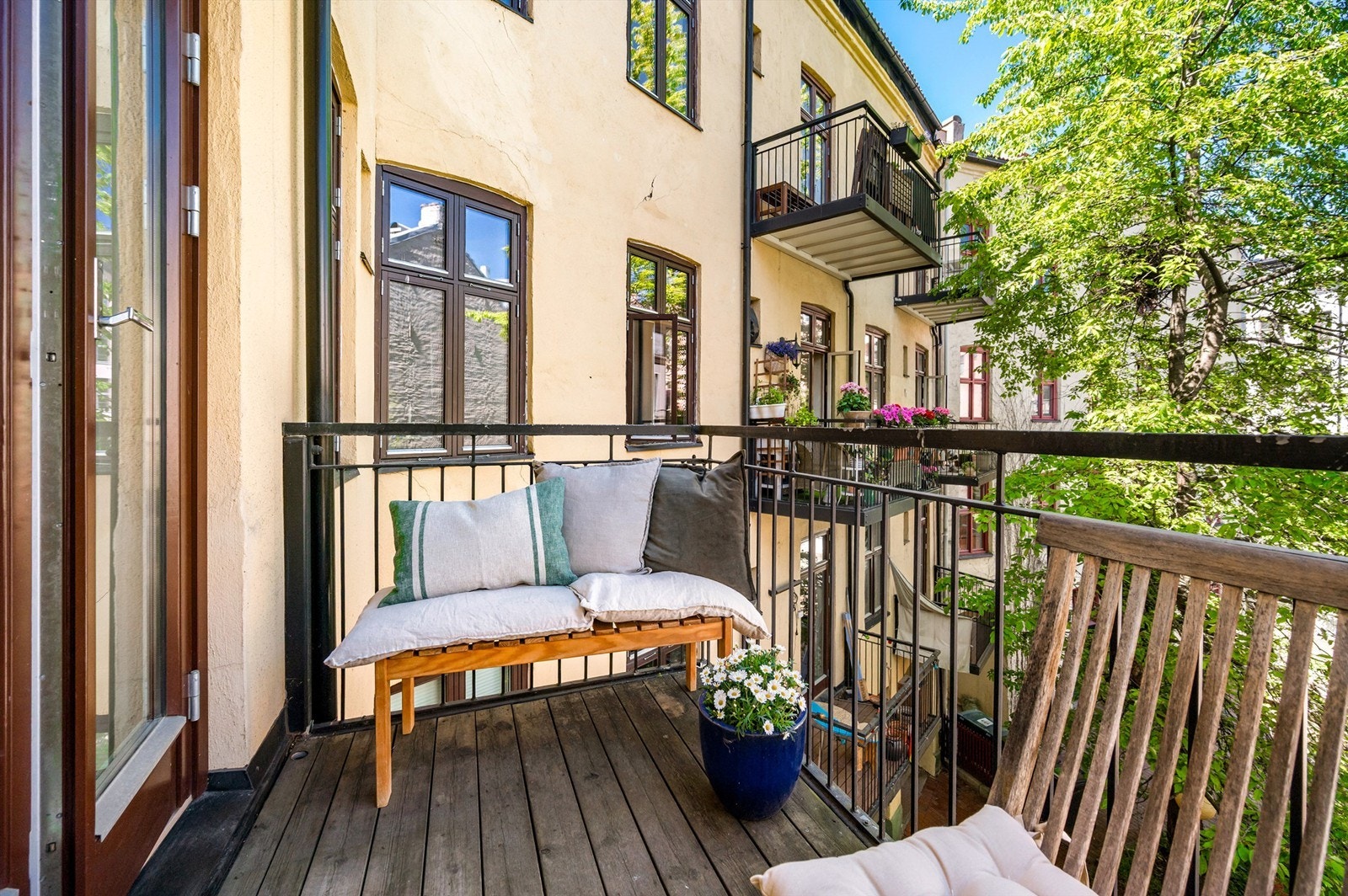 Selger opplyser om tidlig morgensol til ca. kl 10 på sommerstid. Galleribilde