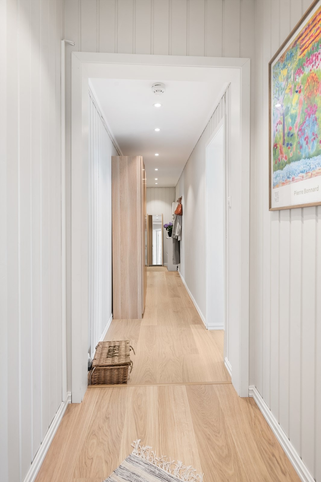 Velkommen inn! Entréen er innbydende og gir et godt førsteinntrykk av leiligheten. Galleribilde