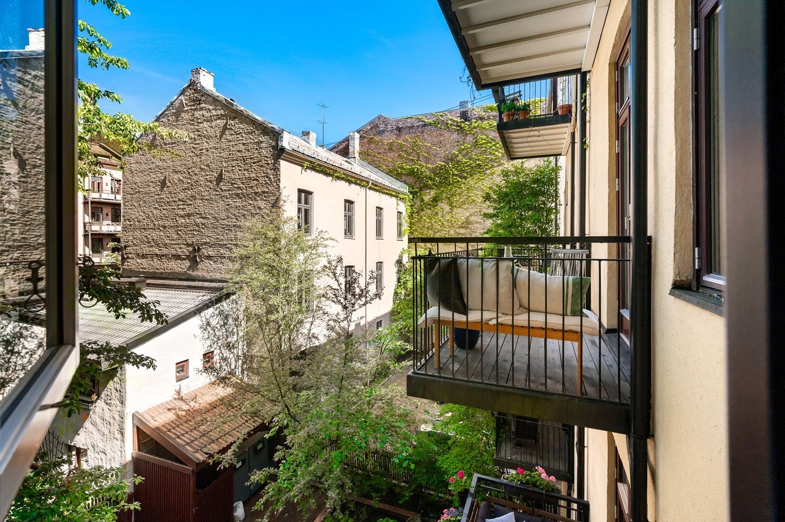 Fra hovedsoverommet er det utgang til leilighetens flotte balkong på 4 kvm. Galleribilde