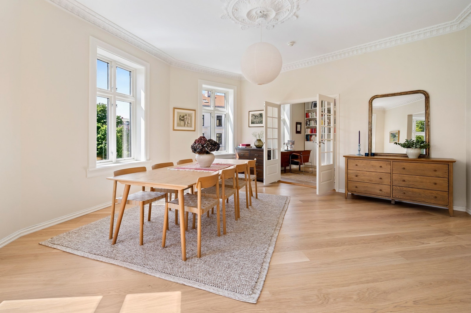 Nydelig stukkatur og rosett i himlingen. Galleribilde