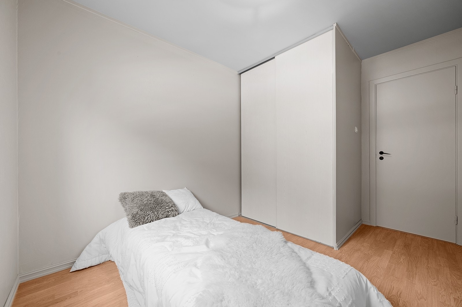 Skyvedørsgarderobe på soverommet Galleribilde