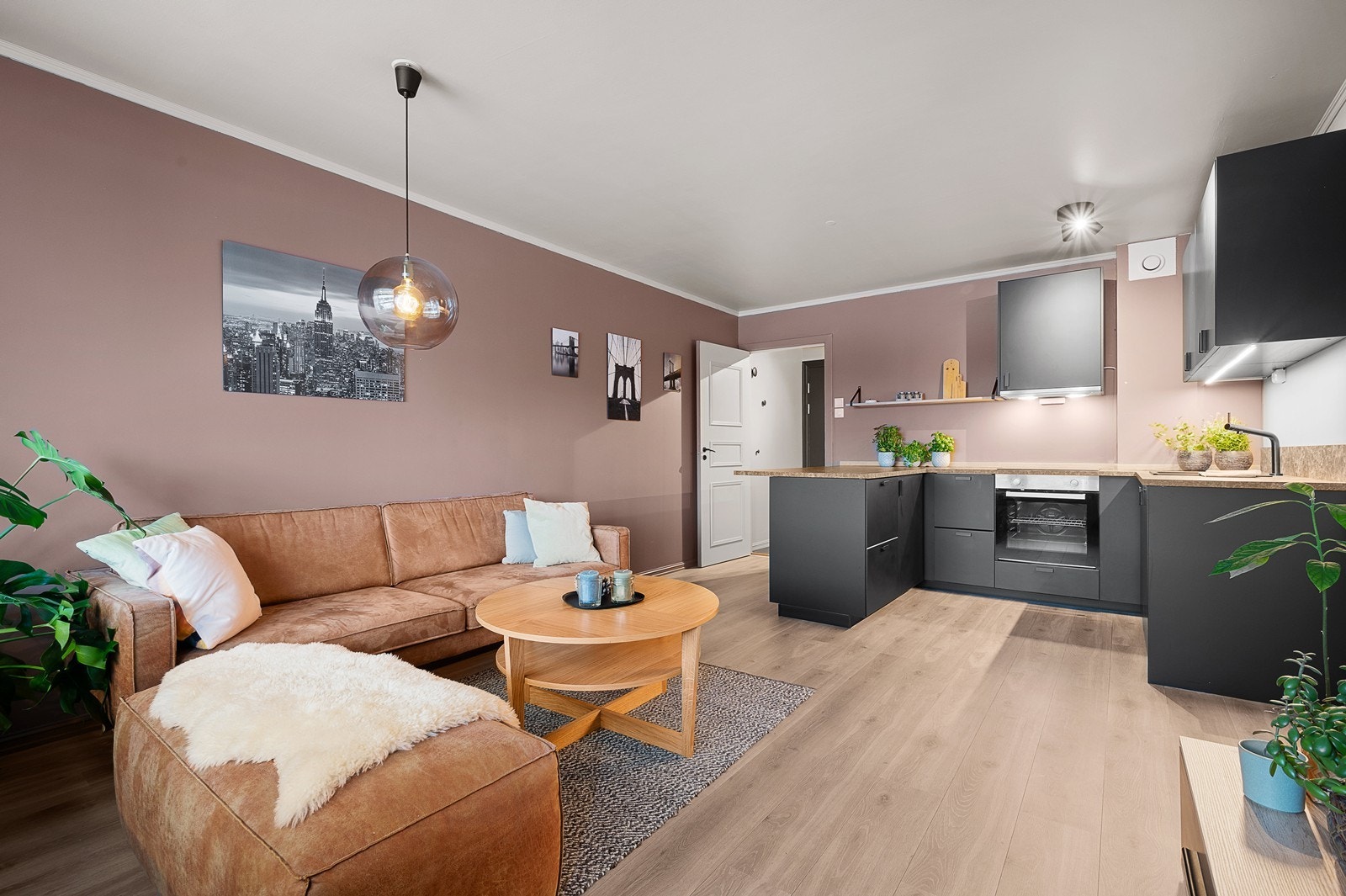 Nyere IKEA-kjøkken med barløsning Galleribilde