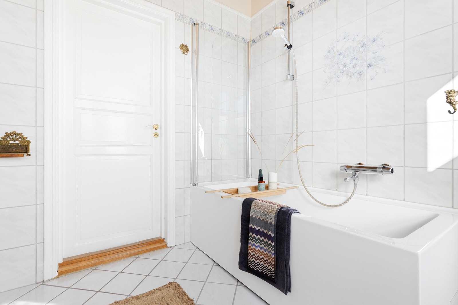 Romslig familiebad med badekar. Galleribilde