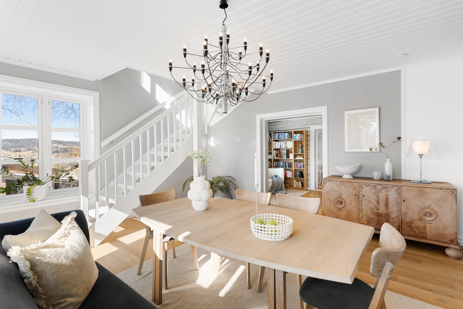 Trappen leder opp til ytterligere en stue. Galleribilde