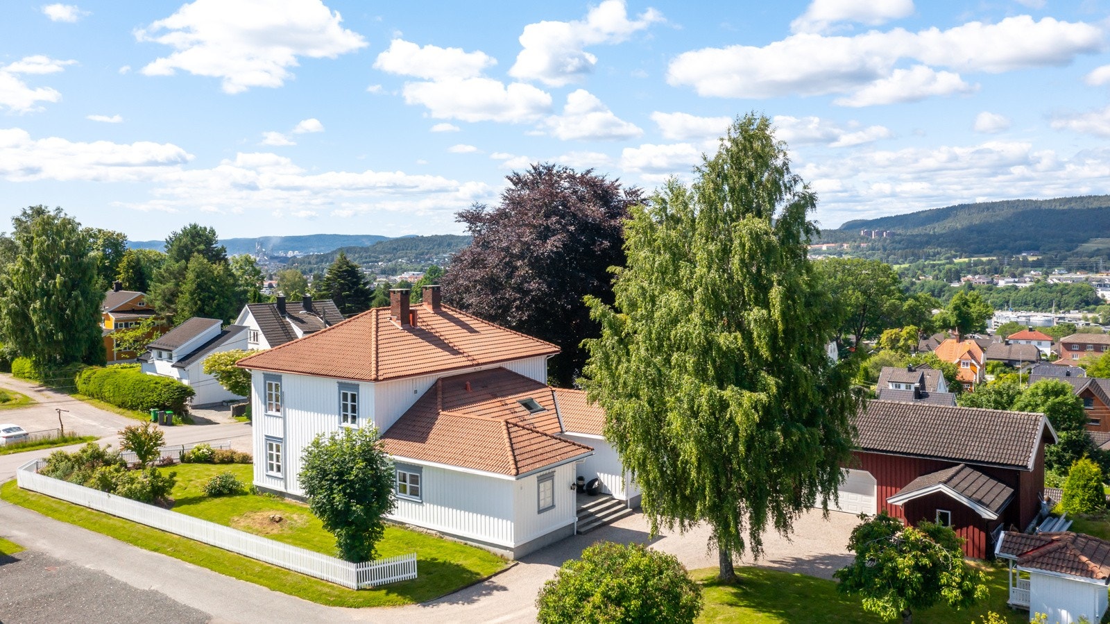 Romslig bolig med nydelig tun og stort garasjebygg. Galleribilde