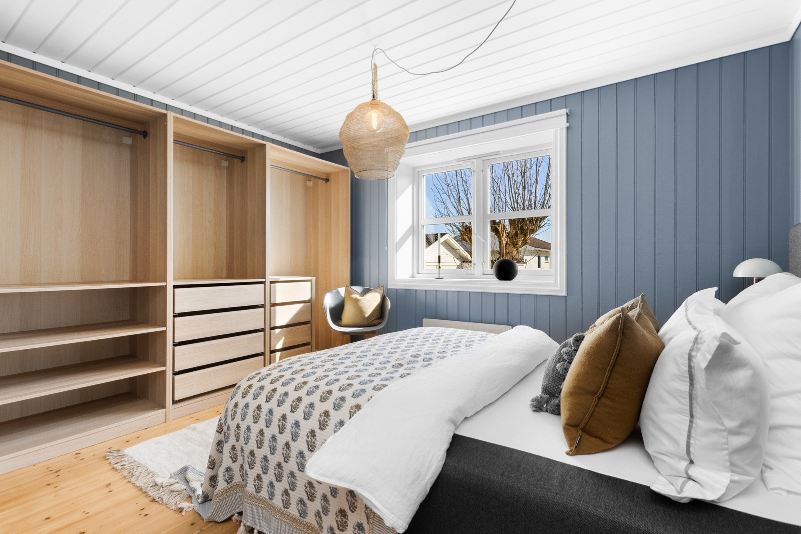 Rommet har rikelig med garderobeinnredning. Galleribilde